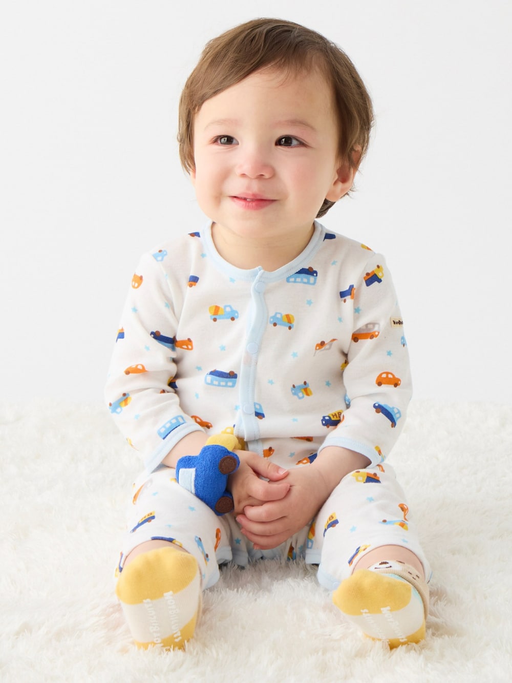 ブルー系の肌着、ピンク系の肌着、その他の肌着を着用したキッズの夏コーディネートの3枚目の写真