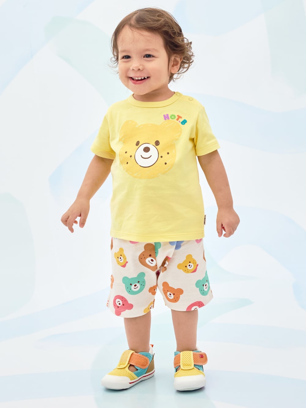 イエロー系のTシャツ/カットソー、その他のその他パンツ、イエロー系のサンダルを着用したキッズの春コーディネートの2枚目の写真