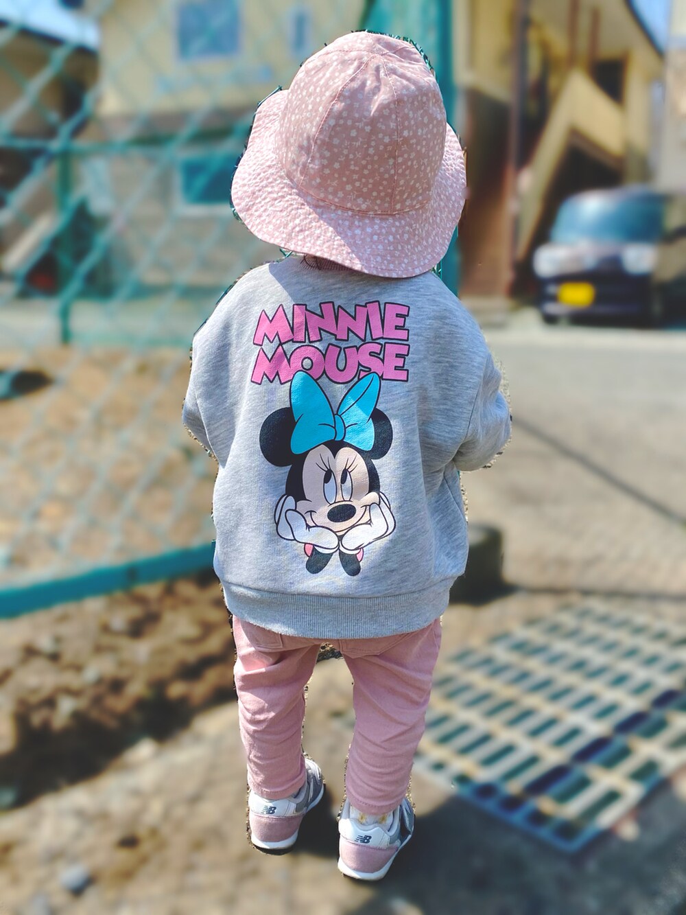 「カジュアルコーデ、女の子、プチプラ、ピンク、ミニーちゃん、キャラクタースウェット、1歳、1歳3ヶ月」｜「H&Mのアイテム（帽子、ピンク系）」を使った、Raviさん（キッズ・80cm）の春コーディネートの2枚目の写真