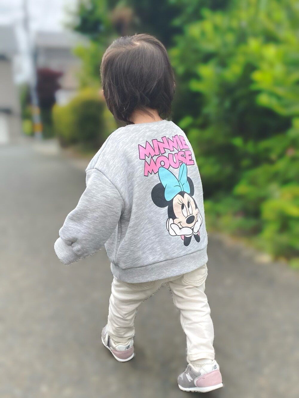 「キッズファッション、カジュアル、プチプラコーデ、1歳4ヶ月、オーバーサイズ、ホワイトデニム、ミニーちゃん、ラクチンコーデ、ディズニー」｜「EDWINのアイテム（パンツ、ホワイト系）」を使った、Raviさん（キッズ・80cm）の夏コーディネートの2枚目の写真