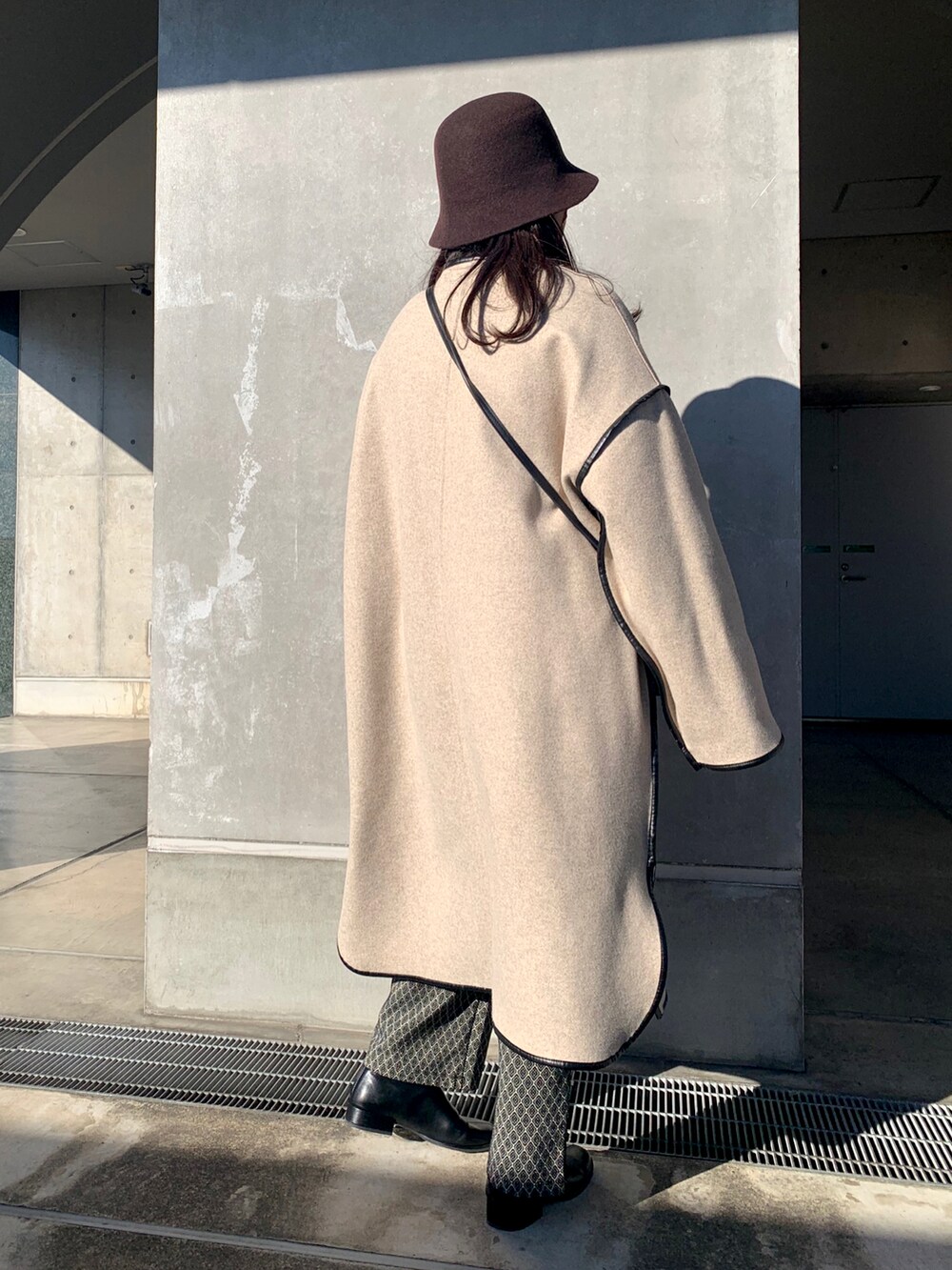 「ニット、ブーツ、柄パンツ、ホワイト、ゆるニット、冬コーデ、休日スタイル、きれいめカジュアル、パンツスタイル、バケットハット、ゆるコーデ、オトナカジュアル、フェルトハット、秋冬コーデ、オトナ女子」|「LOWRYS FARMのフェルトバケットハット 958541(ハット、ブラウン系)」を使った、yukiさん(レディース・157cm)の秋コーディネートの3枚目の写真