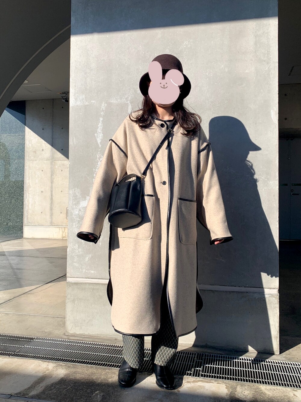 「ニット、ブーツ、柄パンツ、ホワイト、ゆるニット、冬コーデ、休日スタイル、きれいめカジュアル、パンツスタイル、バケットハット、ゆるコーデ、オトナカジュアル、フェルトハット、秋冬コーデ、オトナ女子」|「LOWRYS FARMのフェルトバケットハット 958541(ハット、ブラウン系)」を使った、yukiさん(レディース・157cm)の秋コーディネートの2枚目の写真