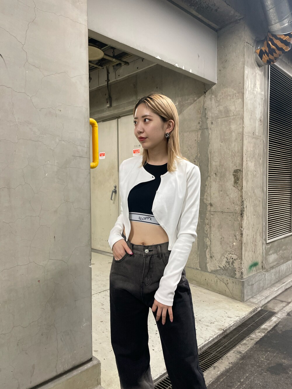 「モード、モードストリート、ブラックデニム、デニムパンツ、リブカーディガン、WHO’S WHO gallery、SLOPPY、マーチン」｜「WHO'S WHO galleryのウェーブリブトップス（カーディガン/ボレロ、ホワイト系）」を使った、Ohanaさん（レディース・160cm）の春コーディネートの2枚目の写真