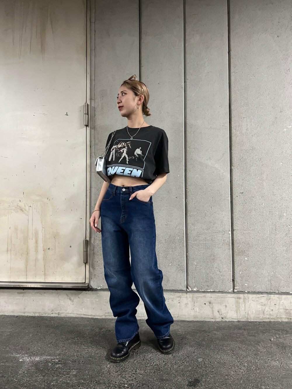 「デニム、デニムパンツ、Tシャツ、ロックT、バンドT、グレー、モード、サングラス、シルバーバッグ、WHO’S WHO gallery」｜「WHO'S WHO galleryのヴィンテージライクROCK TEE（Tシャツ/カットソー、グレー系）」を使った、Ohanaさん（レディース・160cm）の春コーディネートの2枚目の写真