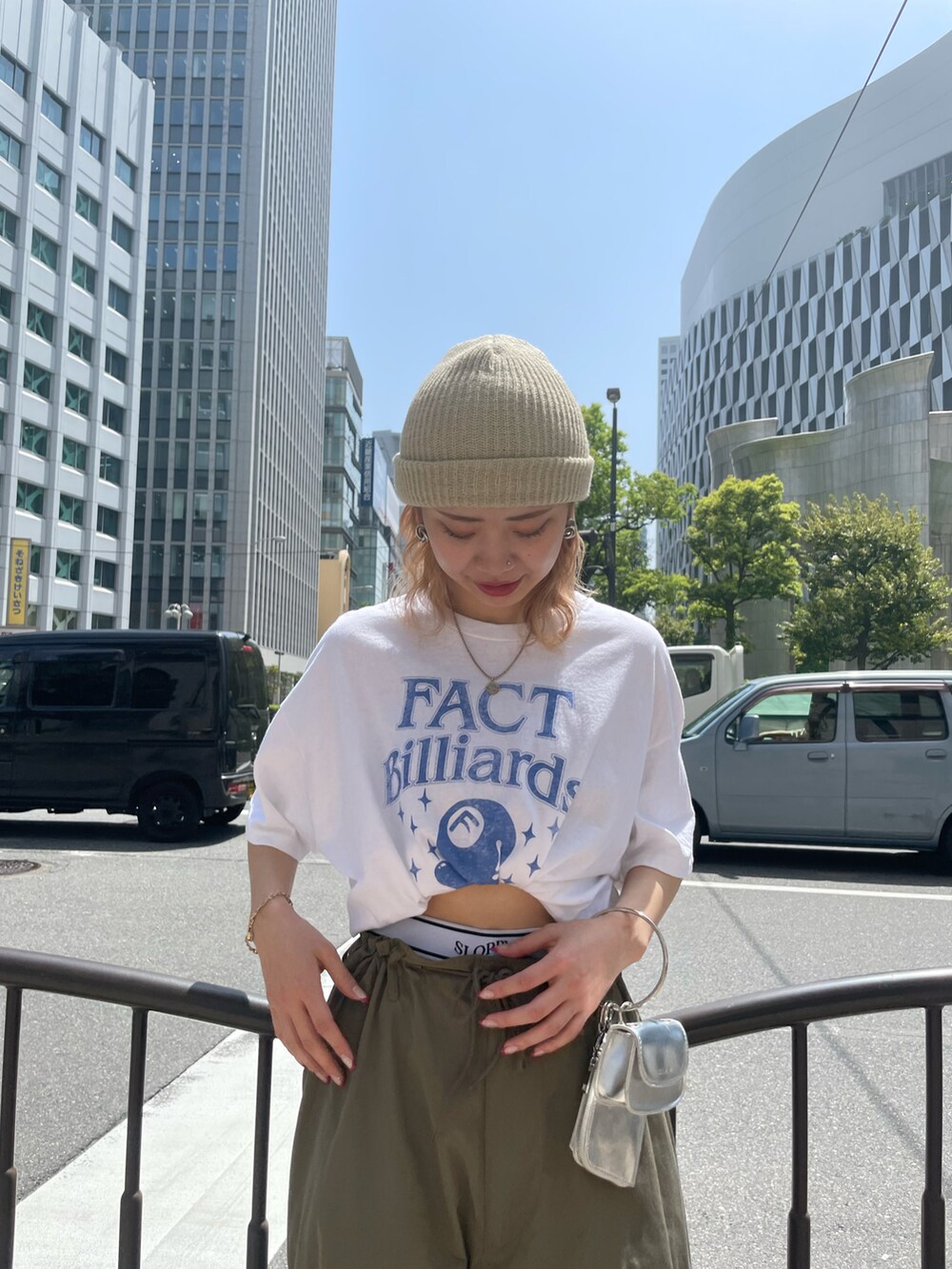 「メンズライク、ストリート、Tシャツ、白Tシャツ、パラシュートパンツ、ニットキャップ、スニーカー、スニーカーコーデ、春夏コーデ、トラックパンツ、アウトドアスタイル」｜「WHO'S WHO galleryのCOOPER FACT パラシュートワイドパンツ（カーゴパンツ、グリーン系）」を使った、Ohanaさん（レディース・160cm）の春コーディネートの2枚目の写真