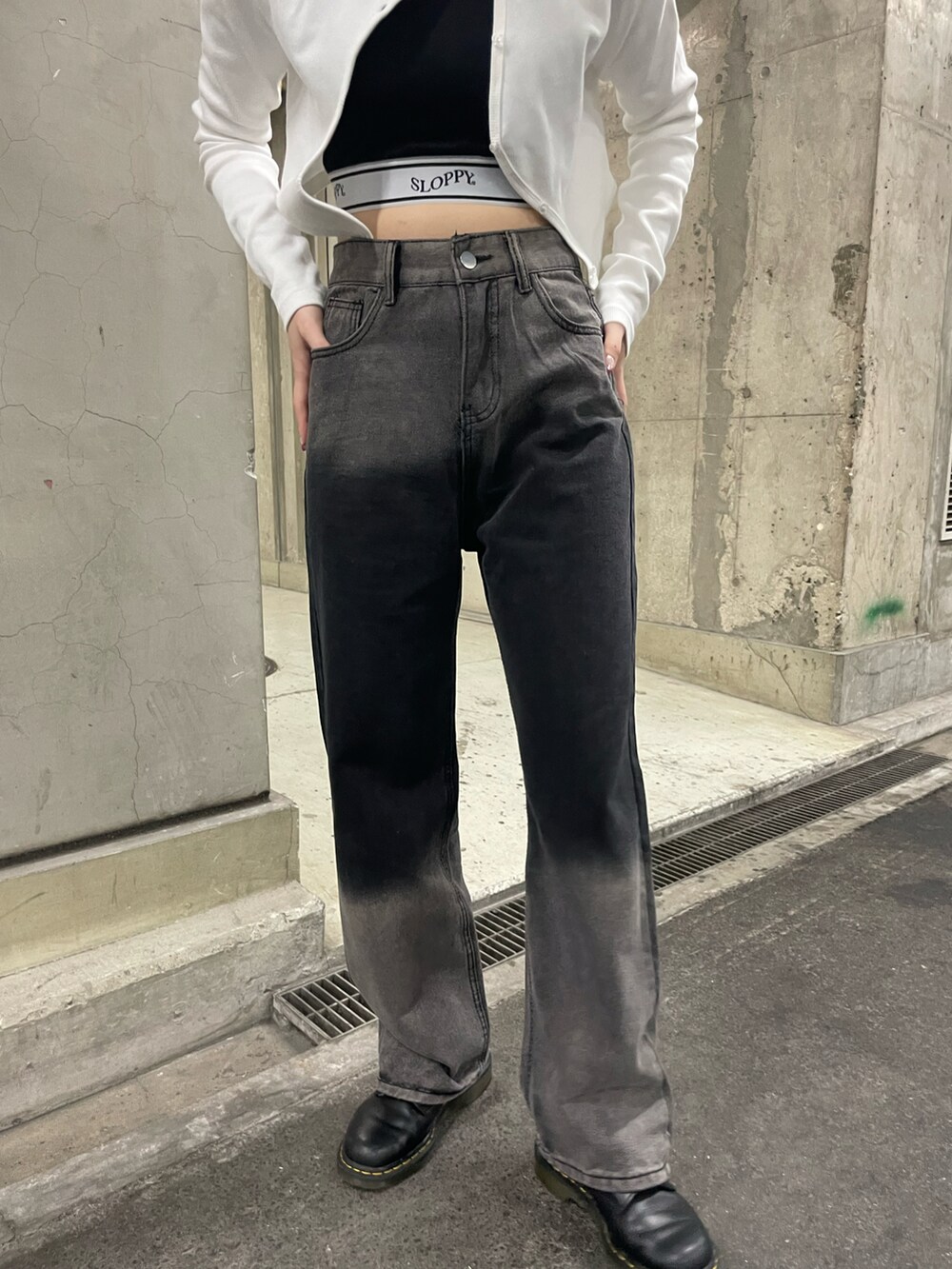 「モード、モードストリート、ブラックデニム、デニムパンツ、リブカーディガン、WHO’S WHO gallery、SLOPPY、マーチン」｜「WHO'S WHO galleryのウェーブリブトップス（カーディガン/ボレロ、ホワイト系）」を使った、Ohanaさん（レディース・160cm）の春コーディネートの3枚目の写真
