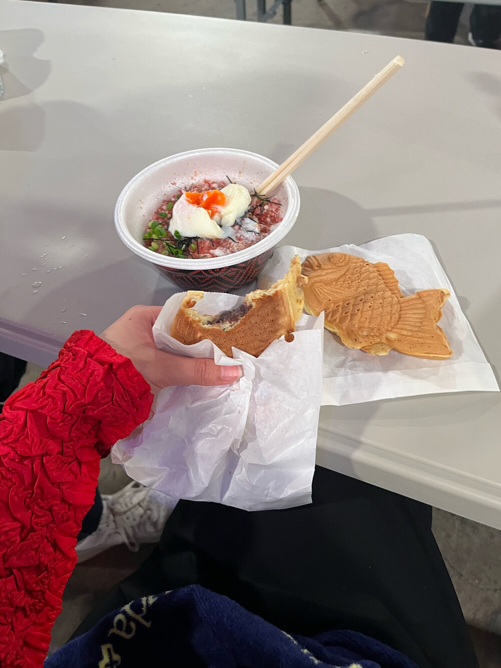 レッド系のトップスを着用したレディースの冬コーディネートの3枚目の写真