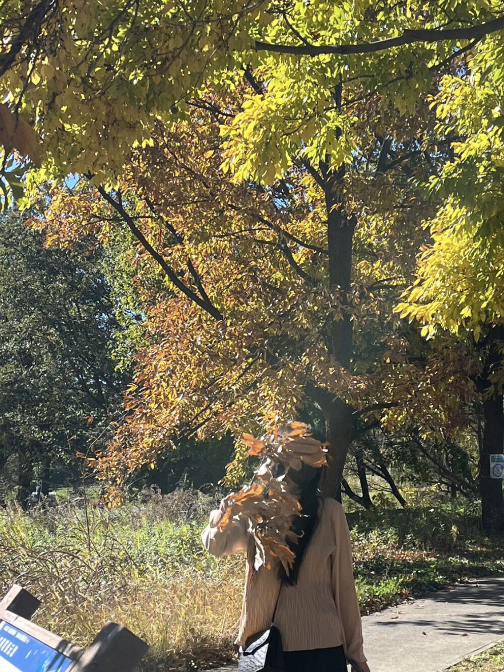 ブラック系のスカート、ベージュ系のシャツ/ブラウスを着用したレディースの冬コーディネートの5枚目の写真