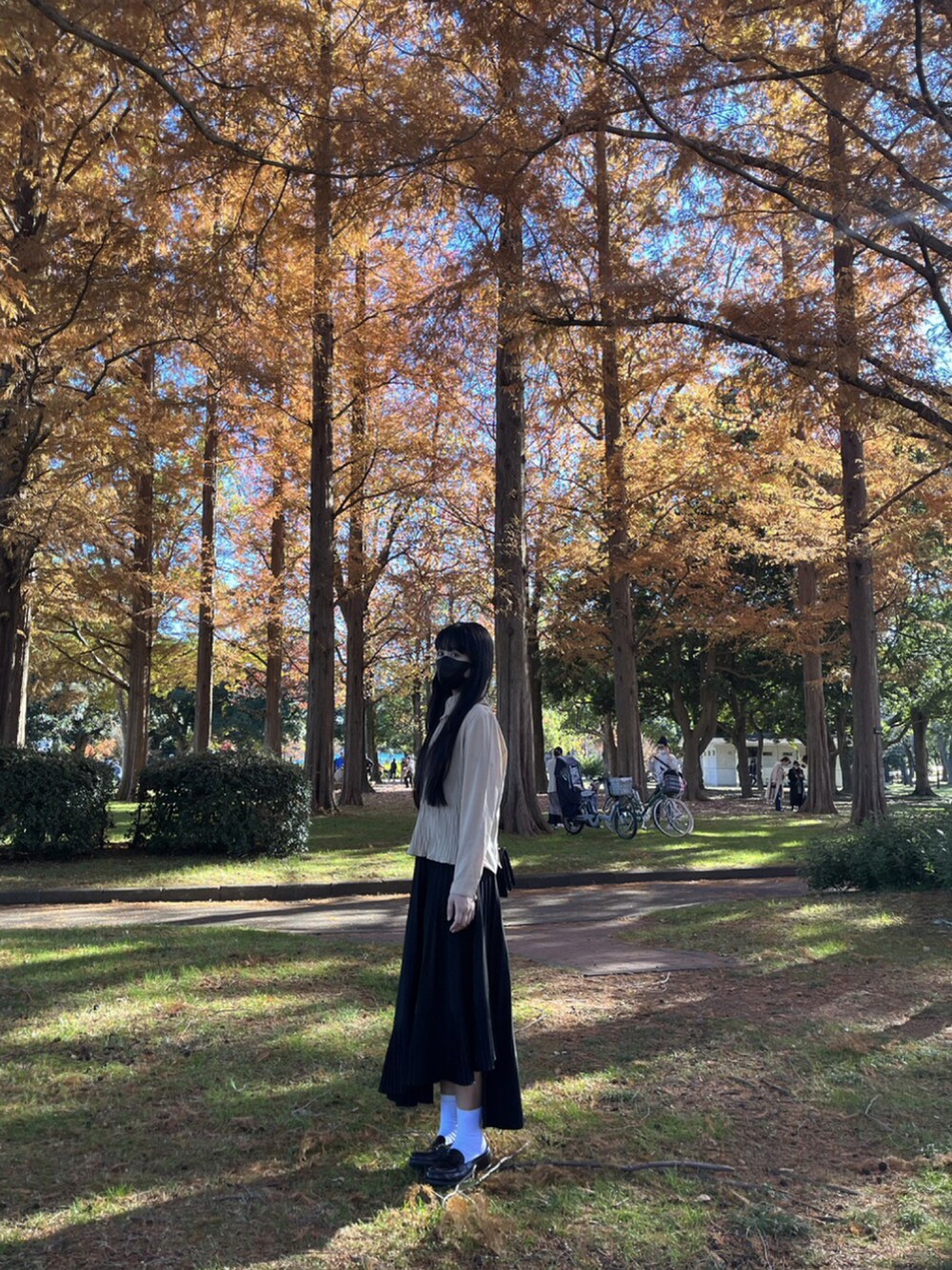 ブラック系のスカート、ベージュ系のシャツ/ブラウスを着用したレディースの冬コーディネートの3枚目の写真