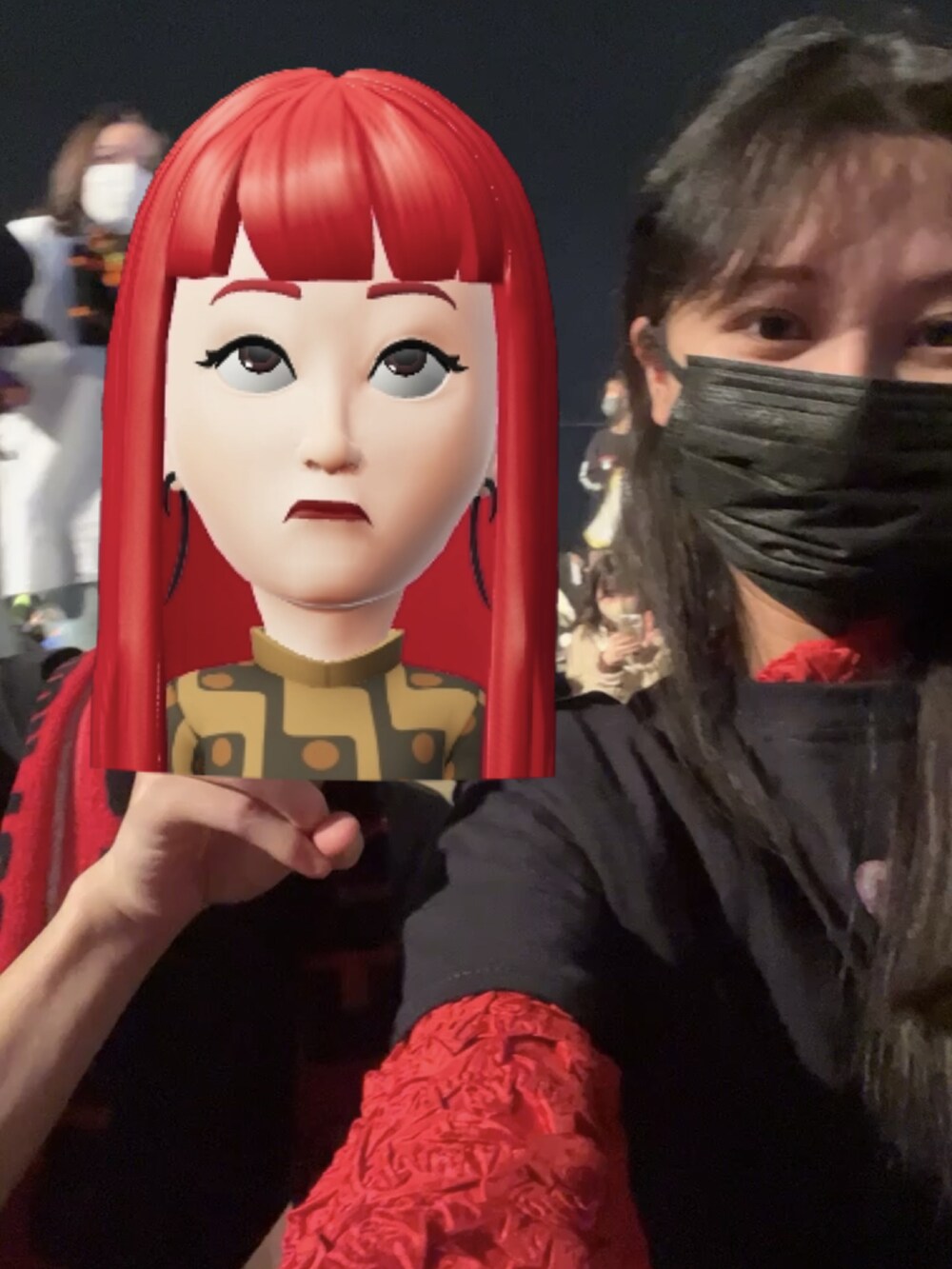 レッド系のトップスを着用したレディースの冬コーディネートの2枚目の写真