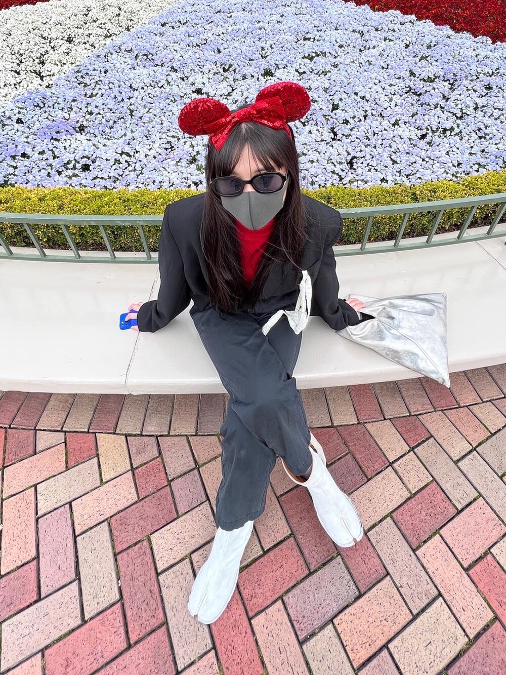 ブラック系のジャケット/アウター、シルバー系のハンドバッグ、ホワイト系のブーツを着用したレディースの冬コーディネートの2枚目の写真