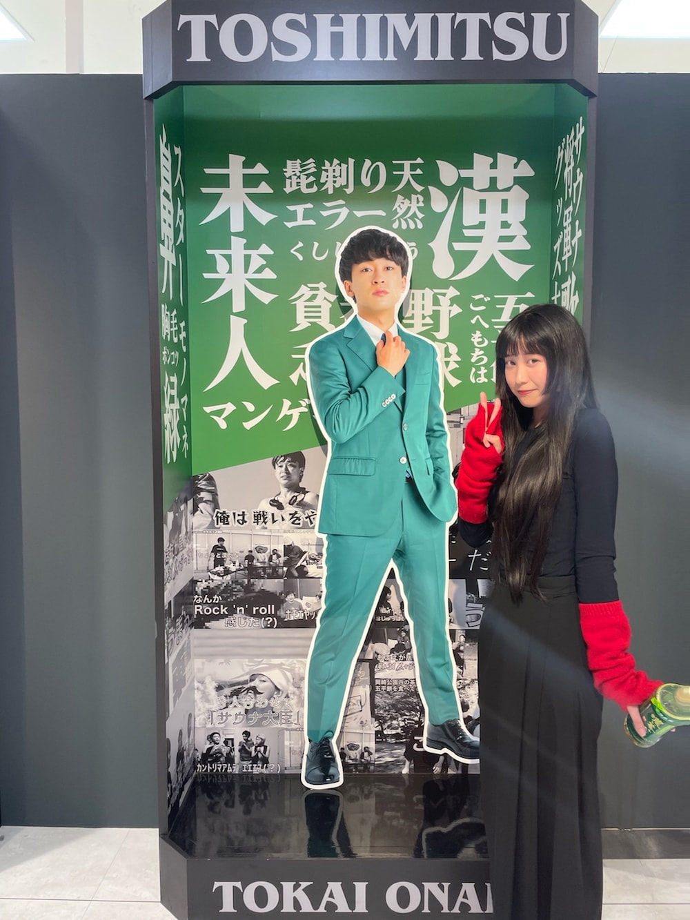 ブラック系のトップス、ブラック系のスカートを着用したレディースの春コーディネートの2枚目の写真