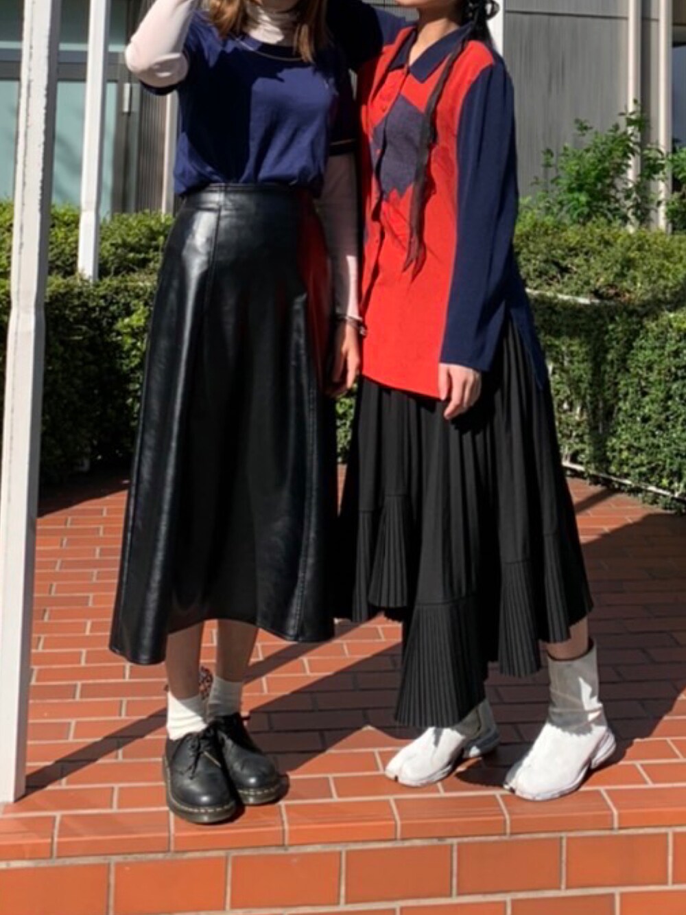 シルバー系のハンドバッグ、レッド系のシャツ/ブラウス、ホワイト系のブーツを着用したレディースの冬コーディネートの3枚目の写真