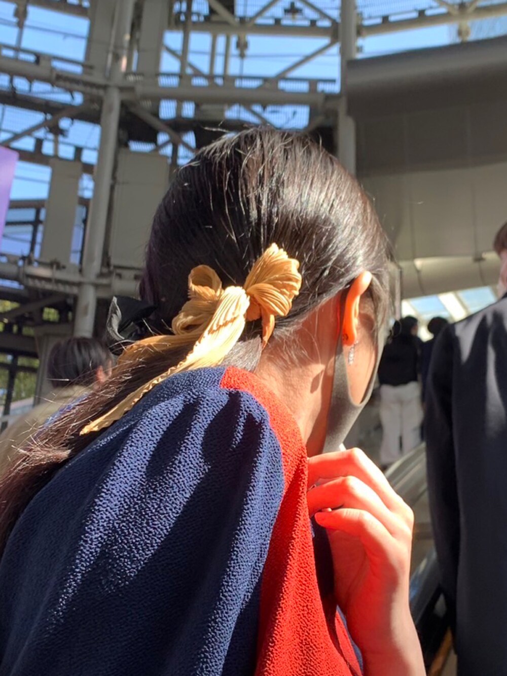 シルバー系のハンドバッグ、レッド系のシャツ/ブラウス、ホワイト系のブーツを着用したレディースの冬コーディネートの2枚目の写真