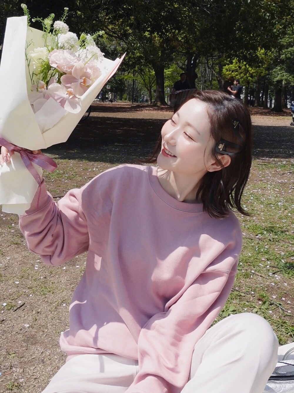 「春夏コーデ、花見、花見コーデ、ジョガーパンツ、UNIQLO、ユニクロ、ユニクロコーデ、綺麗めカジュアル、スウェット、きれいめカジュアル、ショルダーバッグ、骨格ウェーブ、イエベ春、ピンクコーデ、春のNewスタイル」｜「UNIQLOのアイテム（トップス、ピンク系）」を使った、sakiさん（骨格ウェーブ・レディース・158cm）の春コーディネートの3枚目の写真