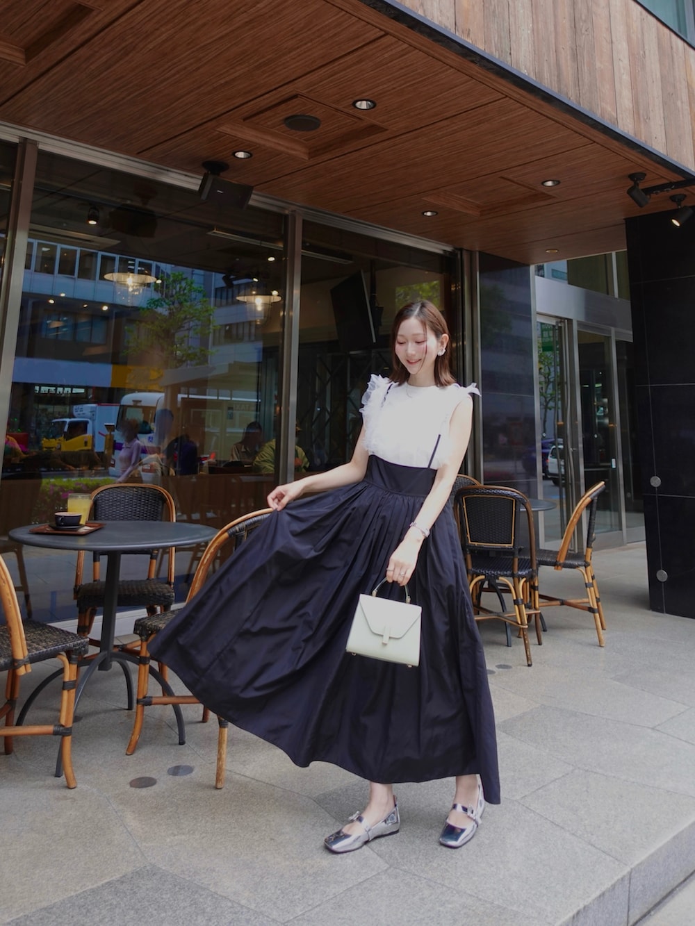 「最近のいい感じコーデ、今日のコーデ、春服、春カラー、大人ファッション、春ファッション、おでかけコーデ、春夏コーデ、ジャンパースカート、キレイめ、きれいめコーディネート、チュール、ジャケット、ジャケットスタイル、ジャケットコーデ」｜「trefleplusのアイテム（トップス、ホワイト系）」を使った、sakiさん（レディース・158cm）の春コーディネートの2枚目の写真