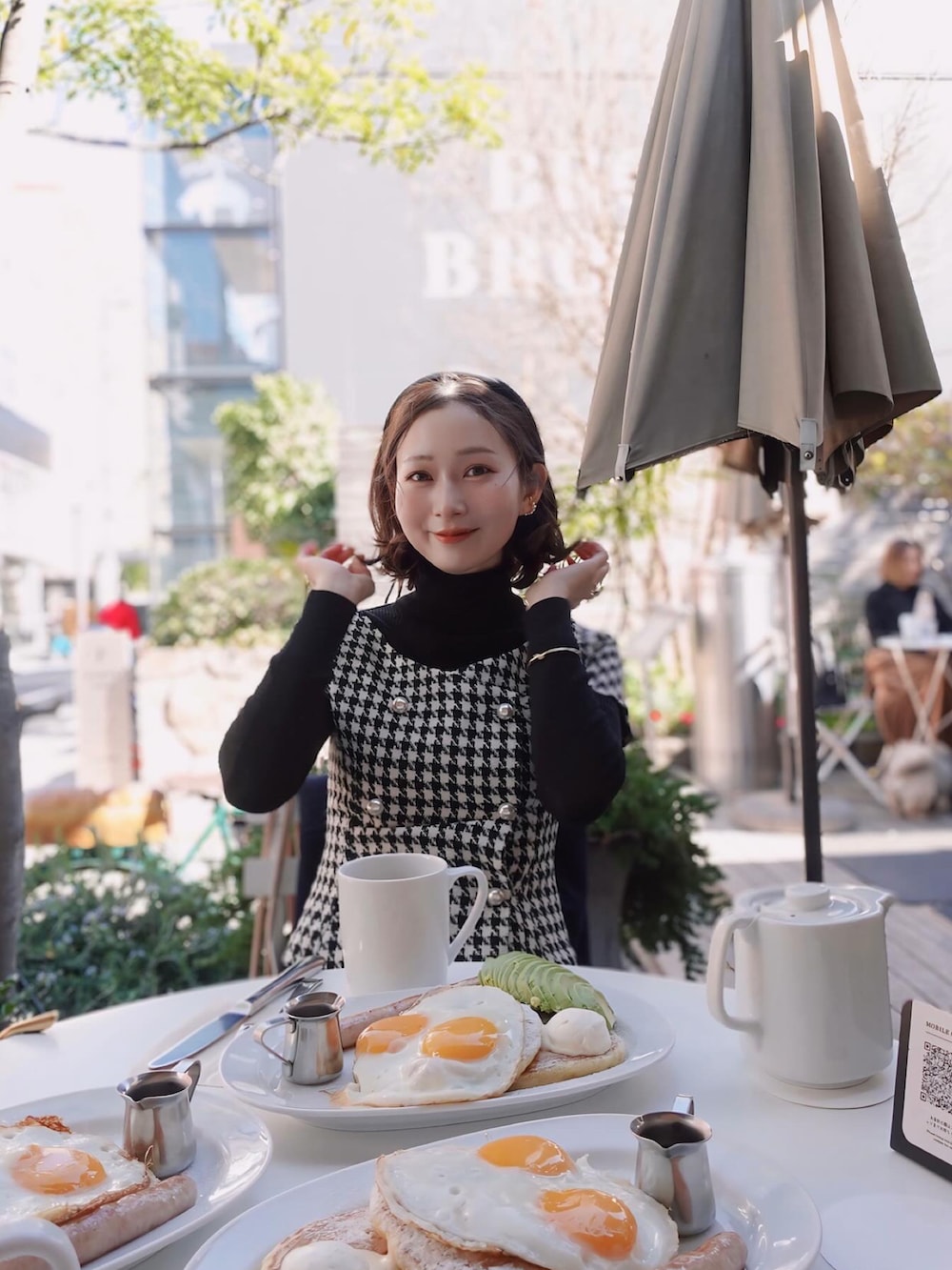 「春服コーデ、パンツコーデ、デニム、デニムパンツ、パリジェンヌ風、レディースファッション、今日のコスメと服、大人カジュアル、デニムコーデ、きれいめカジュアル、キレイめカジュアル、ファッションを楽しもう、カチューシャ、タートルネック、ジレ」｜「UNIQLOのアイテム（トップス、ブラック系）」を使った、sakiさん（骨格ウェーブ・レディース・158cm）の春コーディネートの2枚目の写真
