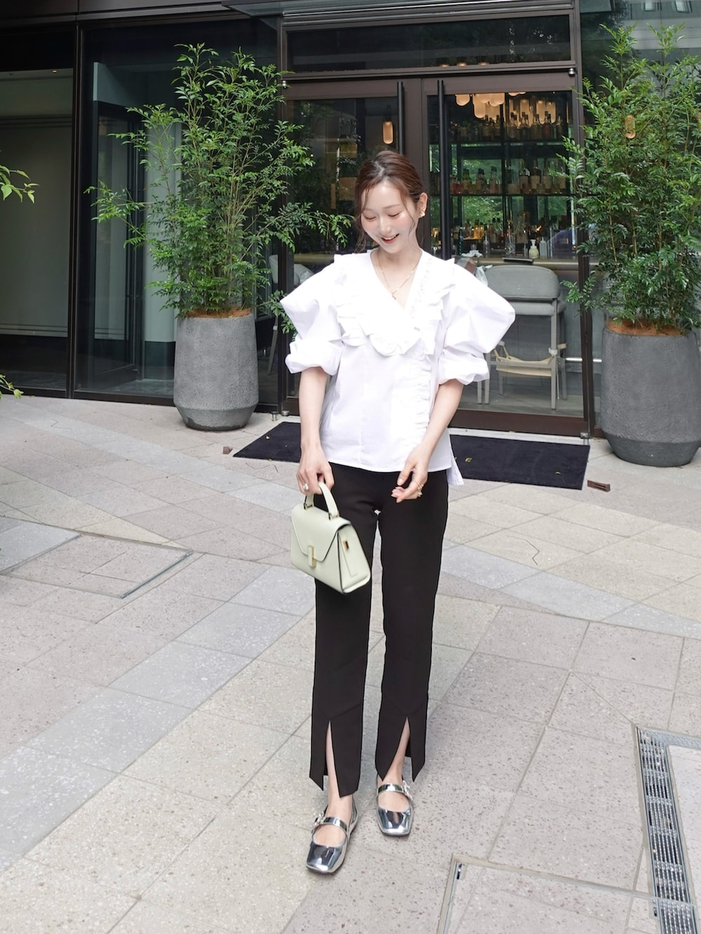 「パンツスタイル、春夏コーデ、春ファッション、パンツコーデ、大人女子、大人コーデ、キレイめ、きれいめコーディネート、骨格ウェーブ、春コーデ、モノトーン、シルバー、グリーン、キレイめコーデ、デートコーデ」｜「make aiのアイテム（トップス、ホワイト系）」を使った、sakiさん（骨格ウェーブ・レディース・158cm）の春コーディネートの2枚目の写真