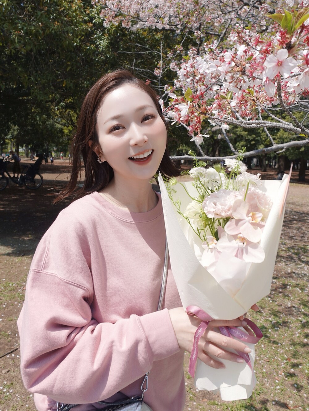「春夏コーデ、花見、花見コーデ、ジョガーパンツ、UNIQLO、ユニクロ、ユニクロコーデ、綺麗めカジュアル、スウェット、きれいめカジュアル、ショルダーバッグ、骨格ウェーブ、イエベ春、ピンクコーデ、春のNewスタイル」｜「UNIQLOのアイテム（トップス、ピンク系）」を使った、sakiさん（骨格ウェーブ・レディース・158cm）の春コーディネートの4枚目の写真