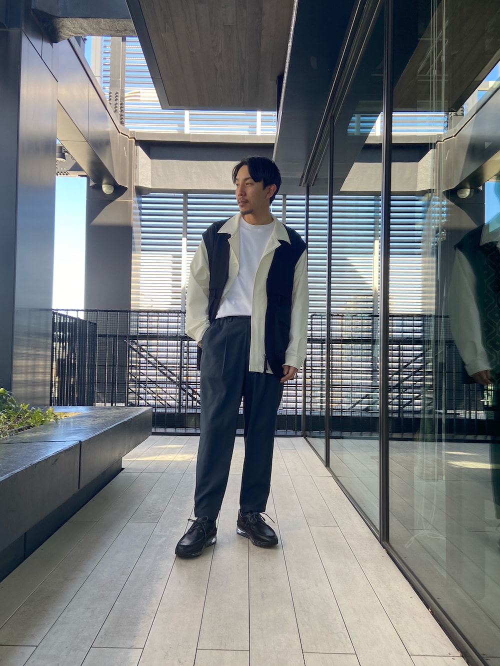 「レイヤードスタイル、テーパードパンツ、スラックス、ベスト、コーチジャケット」｜「PUBLIC TOKYOのコンフォートリラックスパンツ/ワイドテーパードスラックス/セットアップ着用可（スラックス、ブルー系）」を使った、高山 湧士さん（メンズ・174cm）の冬コーディネートの3枚目の写真
