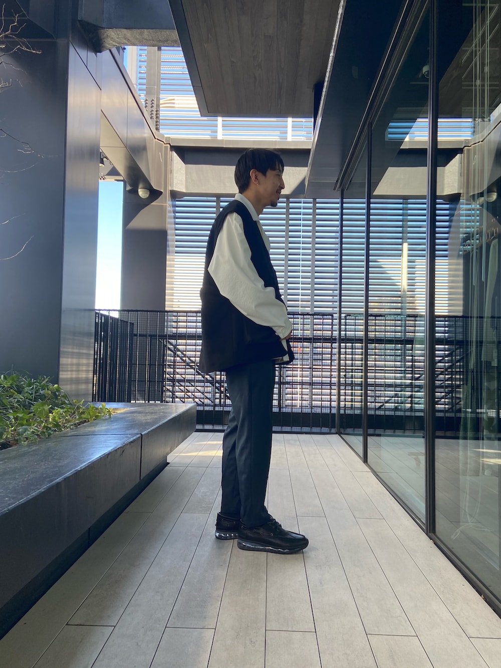 「レイヤードスタイル、テーパードパンツ、スラックス、ベスト、コーチジャケット」｜「PUBLIC TOKYOのコンフォートリラックスパンツ/ワイドテーパードスラックス/セットアップ着用可（スラックス、ブルー系）」を使った、高山 湧士さん（メンズ・174cm）の冬コーディネートの2枚目の写真
