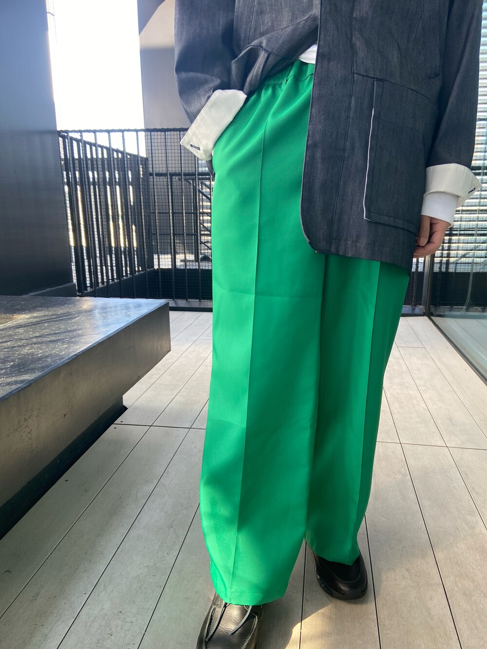 「キレイめ、ワイドパンツ、ファッションの力を信じよう、カラーパンツ」｜「PUBLIC TOKYOのピンタックカラーワイドイージーパンツ/セットアップ着用可（スラックス、グリーン系）」を使った、高山 湧士さん（メンズ・174cm）の冬コーディネートの3枚目の写真