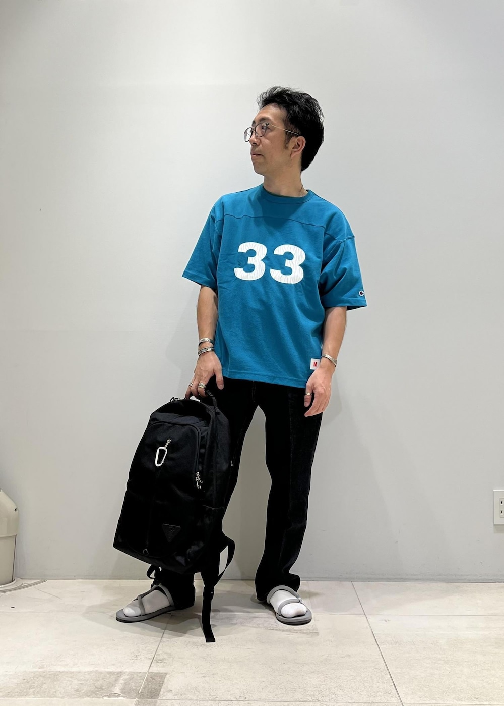 「ADAM ET ROPÉ、HOMME、骨格ストレート、イエベ、秋コーデ、秋ファッション」｜「ADAM ET ROPE'の【コットンUSA】デニム センタークリース スラックス/サステナブル/セットアップ対応（デニムパンツ、ブルー系）」を使った、Yuuki Mizさん（メンズ・165cm）の秋コーディネートの4枚目の写真
