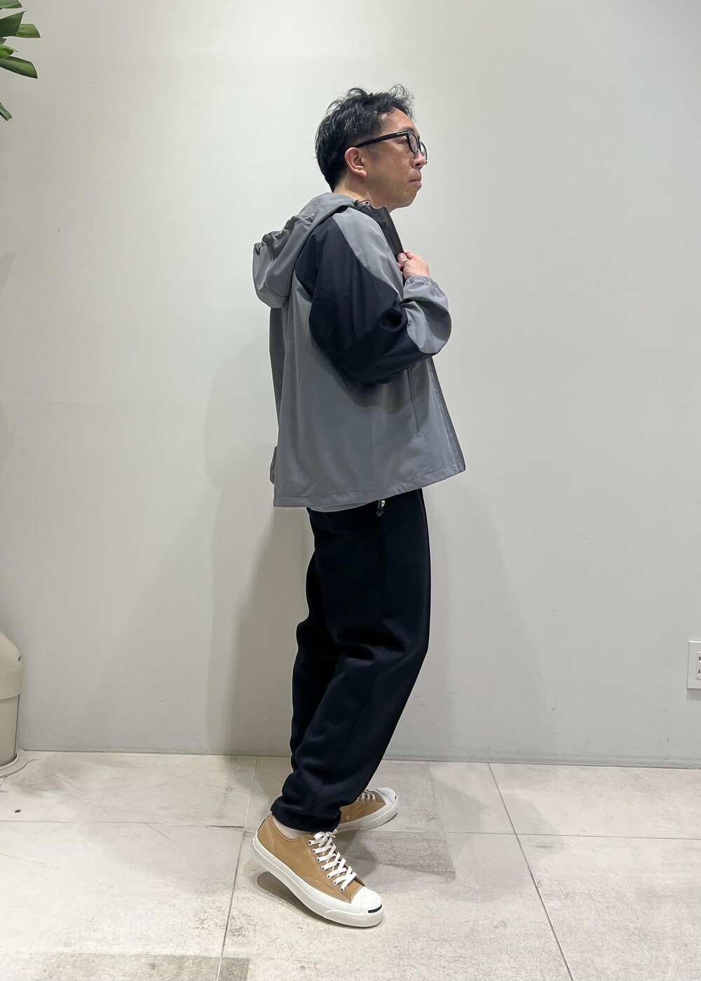 「ADAM ET ROPÉ、HOMME、UNISEX、骨格ストレート、イエベ、カジュアル、大人カジュアル、スポーティー、春コーデ、秋コーデ、春ファッション、秋ファッション」｜「ADAM ET ROPE'の【NIKKE/ニッケ】撥水タフタ オーバーサイズ フーディ ブルゾン（ブルゾン、グレー系）」を使った、Yuuki Mizさん（メンズ・165cm）の春コーディネートの2枚目の写真