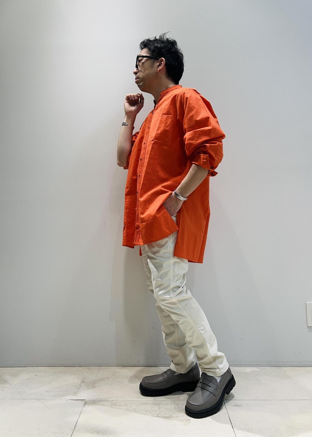 「インド綿、ADAM ET ROPÉ、HOMME、UNISEX、骨格ストレート、イエベ、春コーデ、春ファッション、ビビッドカラー、シャツ、コート」｜「NE QUITTEZ PAS!の【別注】《ne Quittez pas / ヌキテパ》OVER SIZE Caftan SHIRT（シャツ/ブラウス、オレンジ系）」を使った、Yuuki Mizさん（メンズ・165cm）の春コーディネートの6枚目の写真