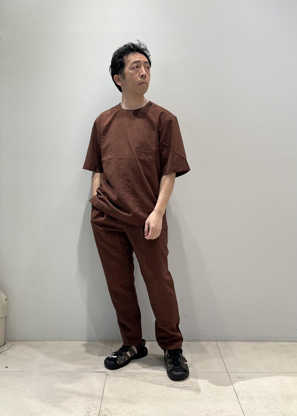「ADAM ET ROPÉ、HOMME、UNISEX、サステナブル、骨格ストレート、イエベ、セットアップ、セットアイテム、春、夏、春コーデ、夏コーデ、春ファッション、夏ファッション、接触冷感」｜「ADAM ET ROPE'の【洗えるセットアップ】RIRANCHA Tシャツ & イージーパンツ / 防シワ性 / ユニセックス（セットアップ、ブラウン系）」を使った、Yuuki Mizさん（メンズ・165cm）の春コーディネートの2枚目の写真