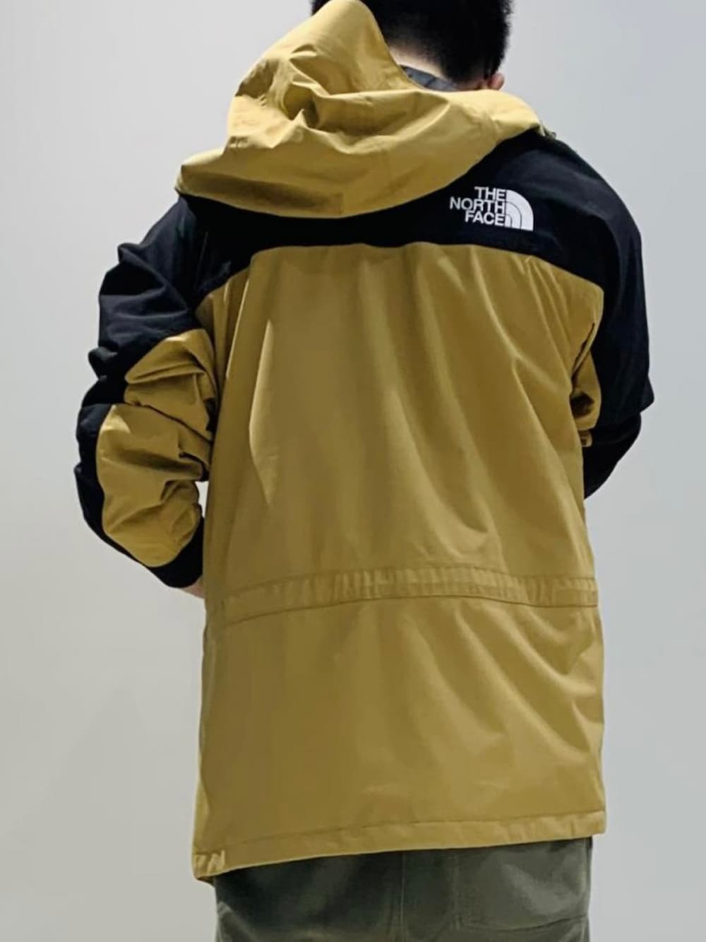 「真夏のアクティブスタイル、休日スタイル、カジュアルコーデ、夏コーデ、マウンテンライトジャケット」｜「THE NORTH FACEの【THE NORTH FACE】NP11834 Mountain Light Jacket（マウンテンパーカー、ベージュ系）」を使った、Yuuki Mizさん（メンズ・165cm）の夏コーディネートの4枚目の写真