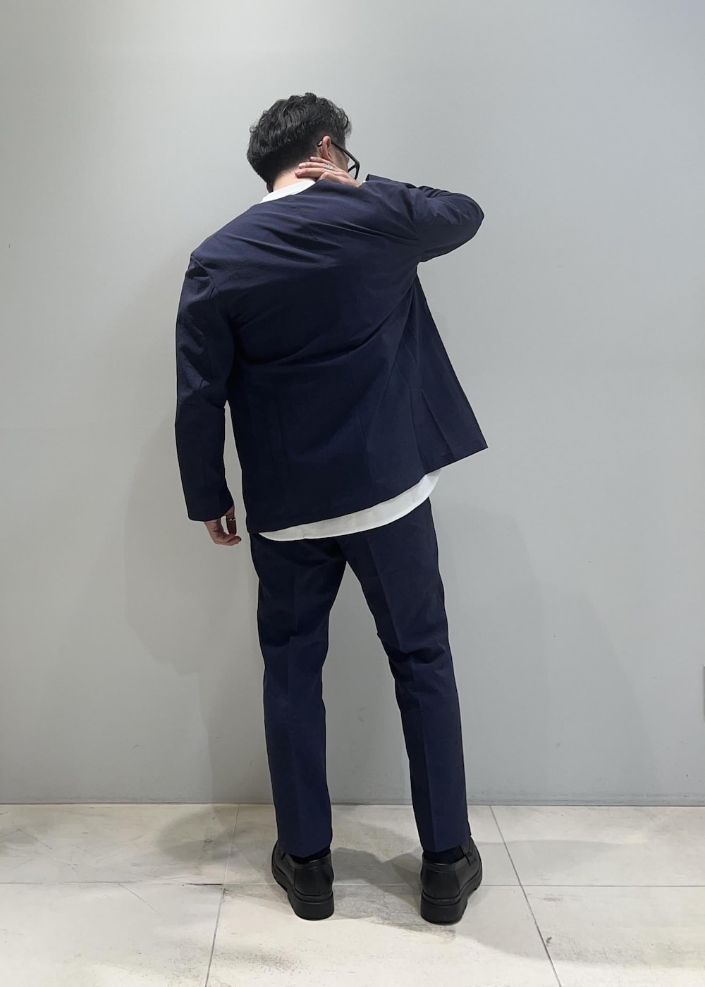 「ADAM ET ROPÉ、HOMME、UNISEX、骨格ストレート、イエベ、きれいめ、きれいめカジュアル、セットアップ、セットアイテム、SETアイテム、春コーデ、春ファッション、23SS春の新作、接触冷感、吸水速乾」｜「ADAM ET ROPE'のポンチ ドロップショルダー キックバック ロングスリーブTee / 高機能ストレッチ / ロングシーズン着用可能（Tシャツ/カットソー、ホワイト系）」を使った、Yuuki Mizさん（メンズ・165cm）の春コーディネートの2枚目の写真