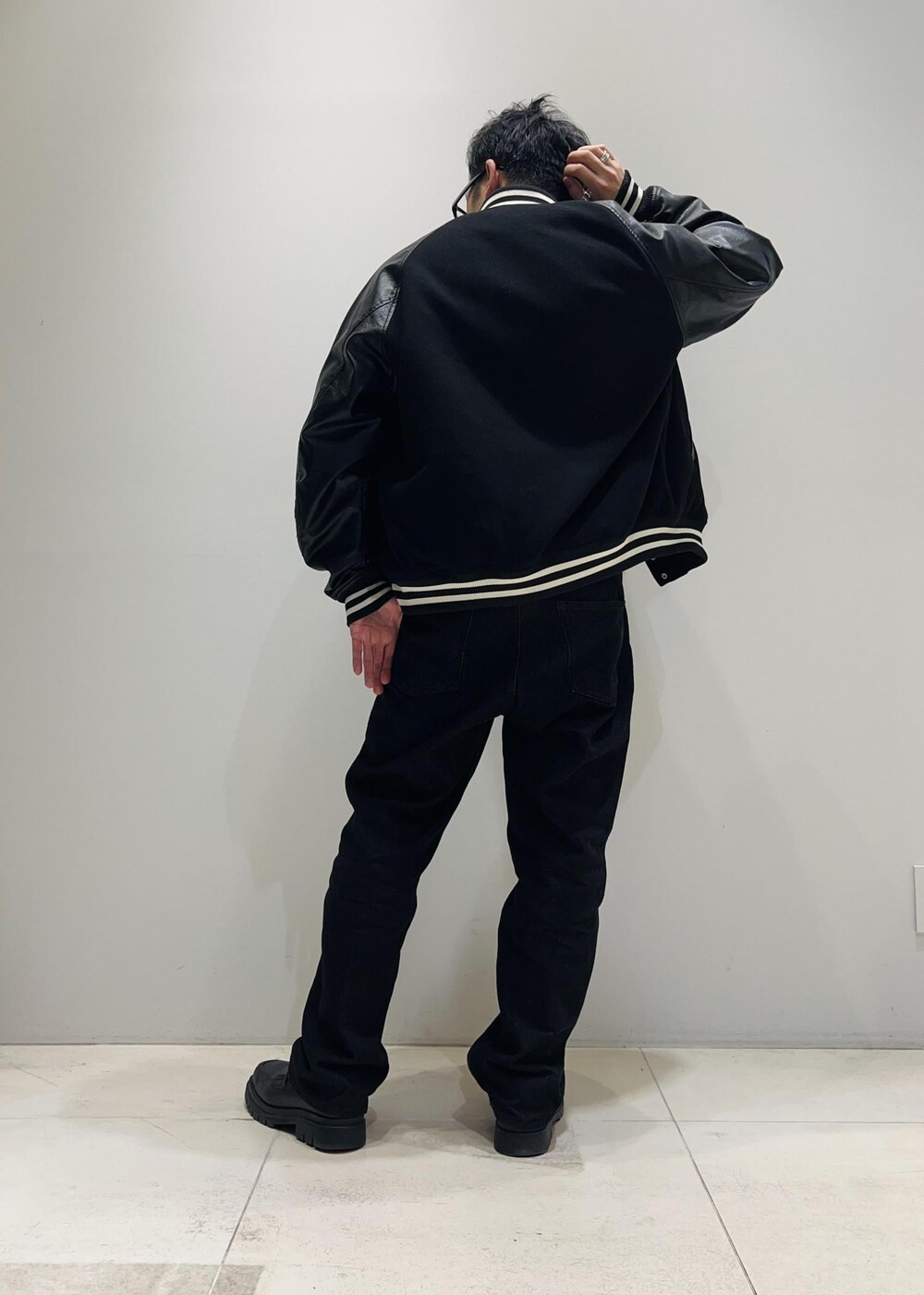 「ADAM ET ROPÉ、HOMME、UNISEX、骨格ストレート、イエベ、きれいめカジュアル、カジュアル、大人カジュアル、秋コーデ、冬コーデ、秋ファッション、冬ファッション、23AW秋の新作、23AW冬の新作、アースカラー」|「Saturdays NYCのCharles Mohair Stripe Sweater(ニット/セーター、グリーン系)」を使った、Yuuki Mizさん(メンズ・165cm)の秋コーディネートの3枚目の写真