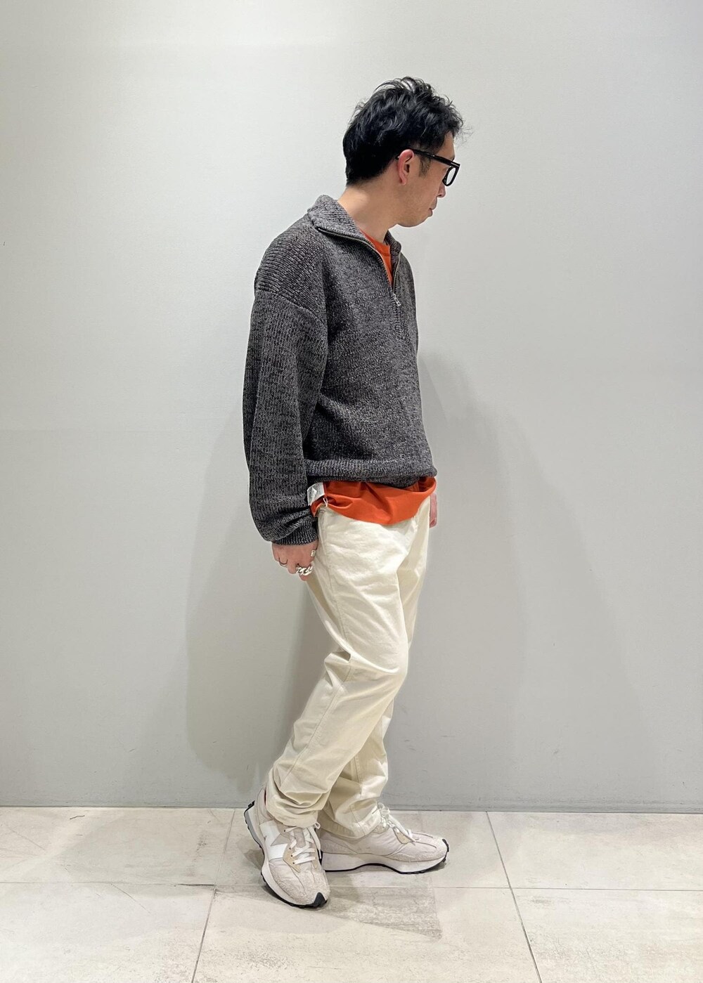 「ADAM ET ROPÉ、HOMME、UNISEX、骨格ストレート、イエベ、カジュアル、大人カジュアル、春コーデ、秋コーデ、春ファッション、秋ファッション、オーバーサイズ、ビッグシルエット、Tシャツ、ニット」｜「ADAM ET ROPE'のハイゲージ シャンブレー リバーシブル Tシャツ（Tシャツ/カットソー、ベージュ系）」を使った、Yuuki Mizさん（メンズ・165cm）の春コーディネートの9枚目の写真