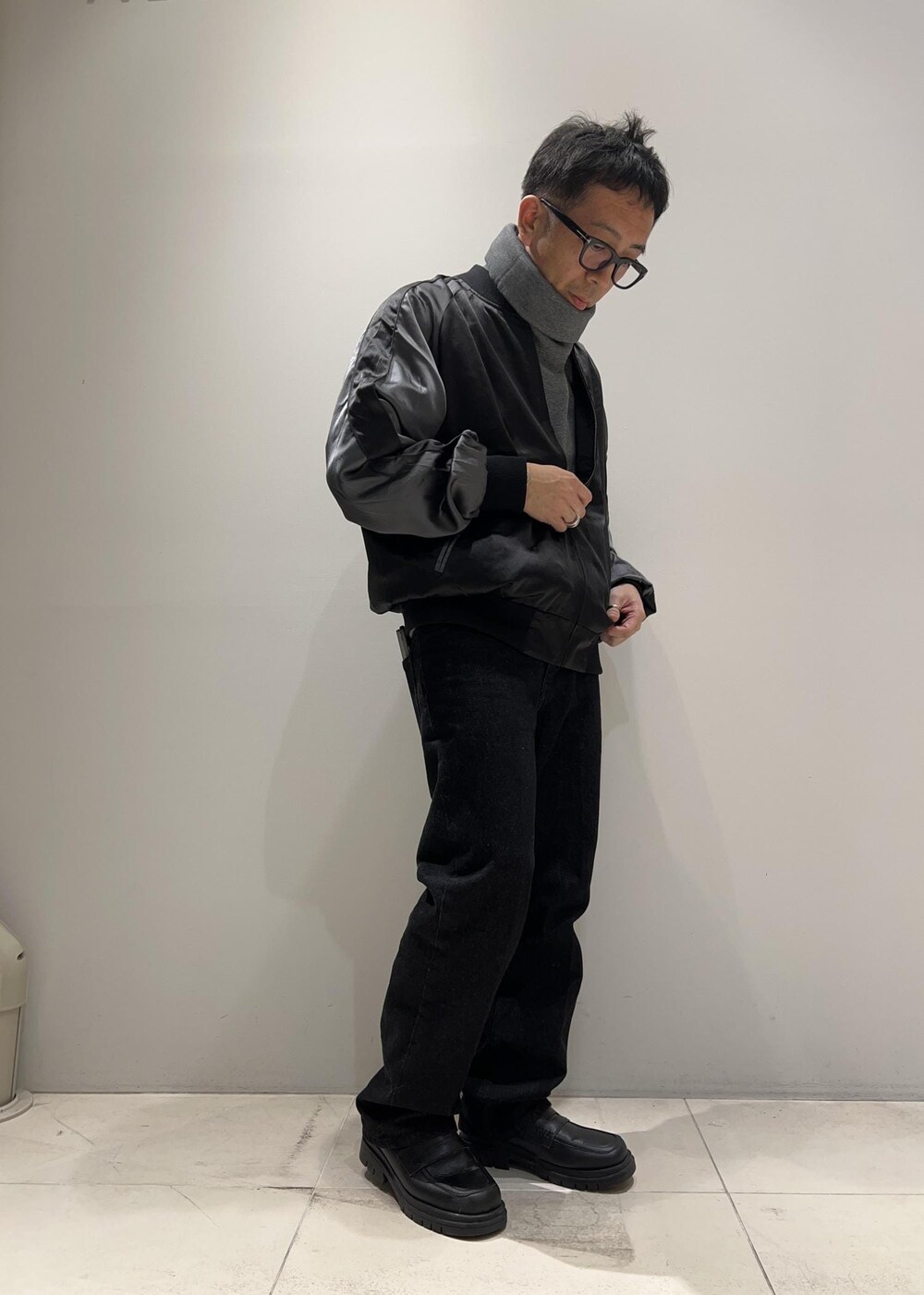 「スカジャン、ADAM ET ROPÉ、HOMME、UNISEX、骨格ストレート、イエベ、秋コーデ、冬コーデ、秋ファッション、冬ファッション、23AW秋の新作、23AW冬の新作、ビッグシルエット、ベスト、アウター」|「ADAM ET ROPE'の【コットンUSA】デニム センタークリース スラックス / サステナブル / セットアップ対応(デニムパンツ、ブラック系)」を使った、Yuuki Mizさん(メンズ・165cm)の秋コーディネートの7枚目の写真