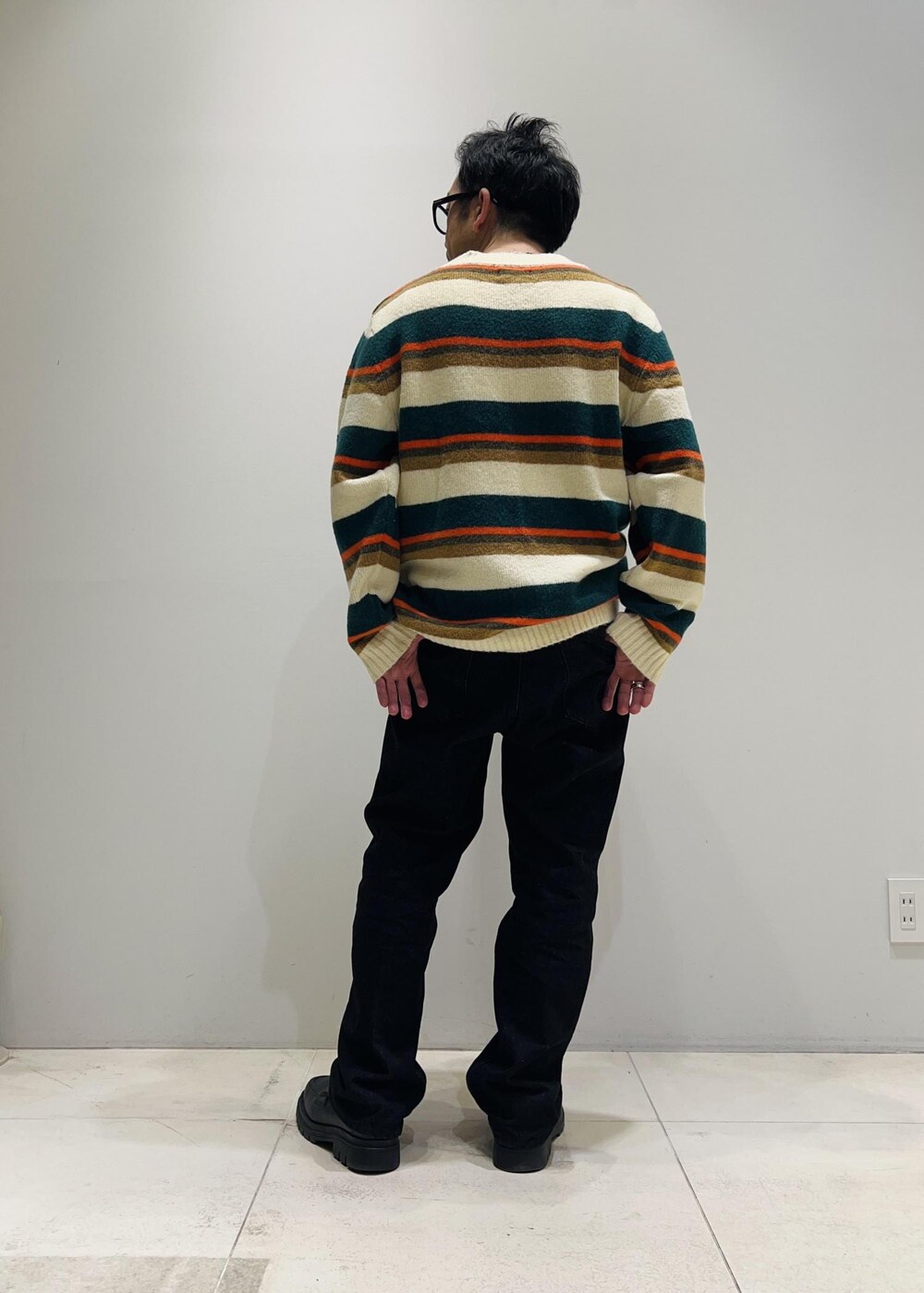 「ADAM ET ROPÉ、HOMME、UNISEX、骨格ストレート、イエベ、カジュアル、大人カジュアル、秋コーデ、冬コーデ、秋ファッション、冬ファッション、23AW秋の新作、23AW冬の新作、ビタミンカラー、ニット」|「Saturdays NYCのCharles Mohair Stripe Sweater(ニット/セーター、グリーン系)」を使った、Yuuki Mizさん(メンズ・165cm)の秋コーディネートの2枚目の写真