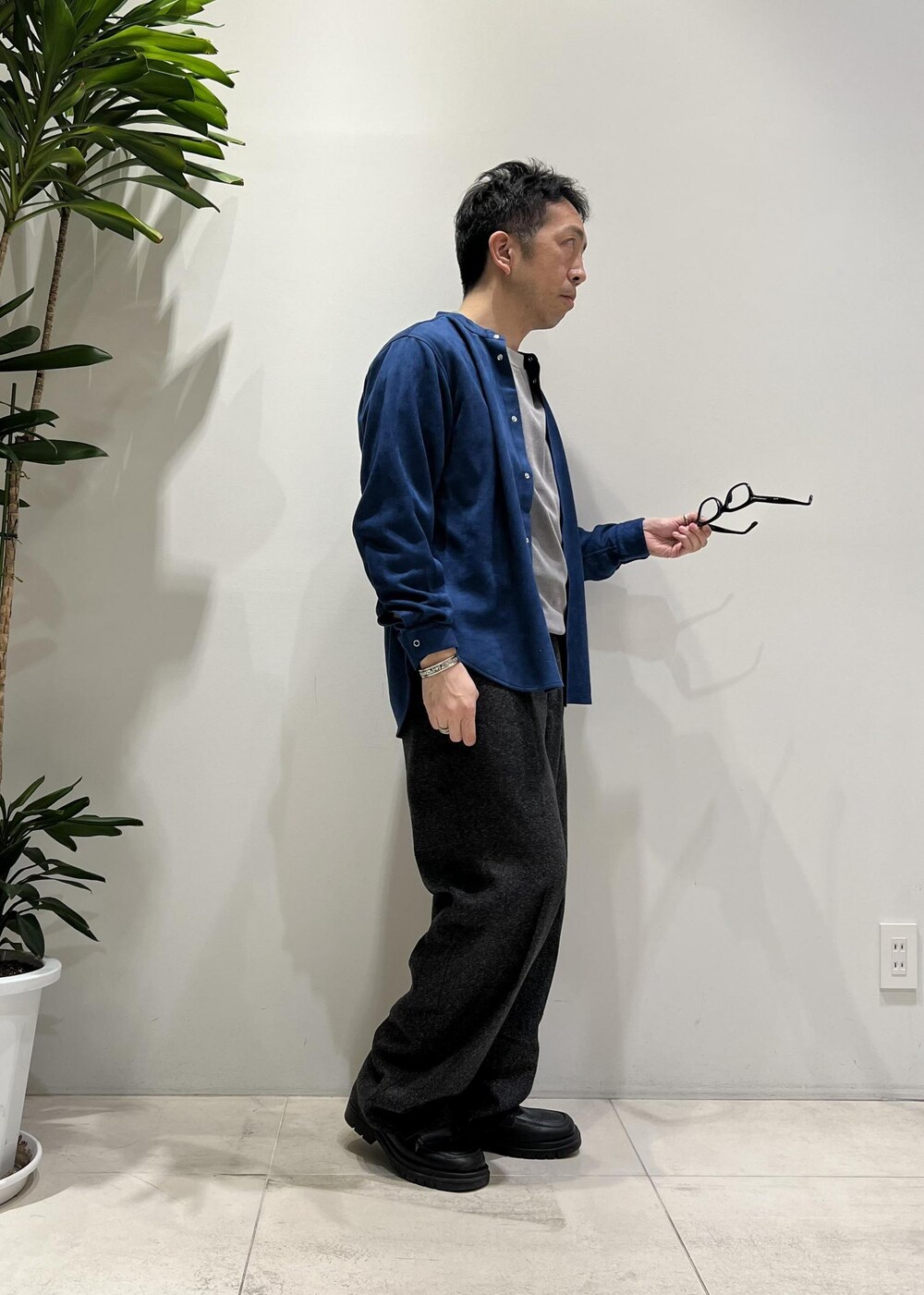 「ADAM ET ROPÉ、HOMME、UNISEX、骨格ストレート、イエベ、きれいめカジュアル、大人カジュアル、スポーティー、春コーデ、秋コーデ、春ファッション、秋ファッション、シャツ、パーカー、アウター」｜「ADAM ET ROPE'の【CESSE】スクラップレザーボリュームソールローファー/リサイクルレザー/ユニセックス（ローファー、ブラック系）」を使った、Yuuki Mizさん（メンズ・165cm）の冬コーディネートの9枚目の写真