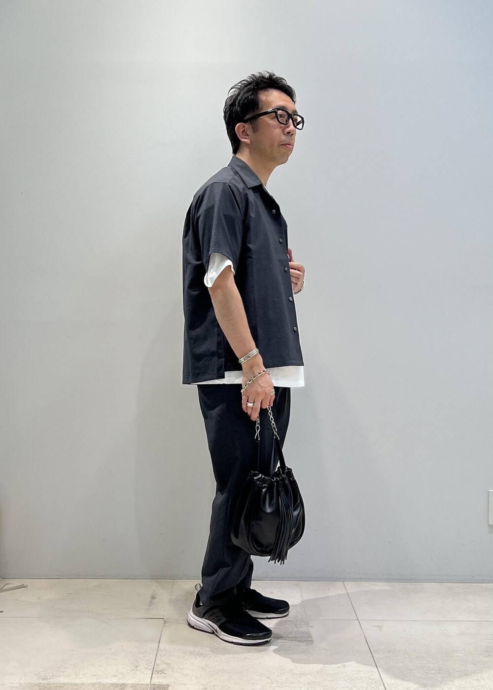 「ADAM ET ROPÉ、HOMME、UNISEX、骨格ストレート、イエベ、きれいめ、きれいめカジュアル、カジュアル、夏、夏コーデ、夏ファッション、Tシャツ」｜「ADAM ET ROPE'の洗えるセットアップ【RIRANCHA】オープンカラーシャツ ＆ イージーパンツ / 防シワ性 / ユニセックス（セットアップ、グリーン系）」を使った、Yuuki Mizさん（メンズ・165cm）の春コーディネートの6枚目の写真