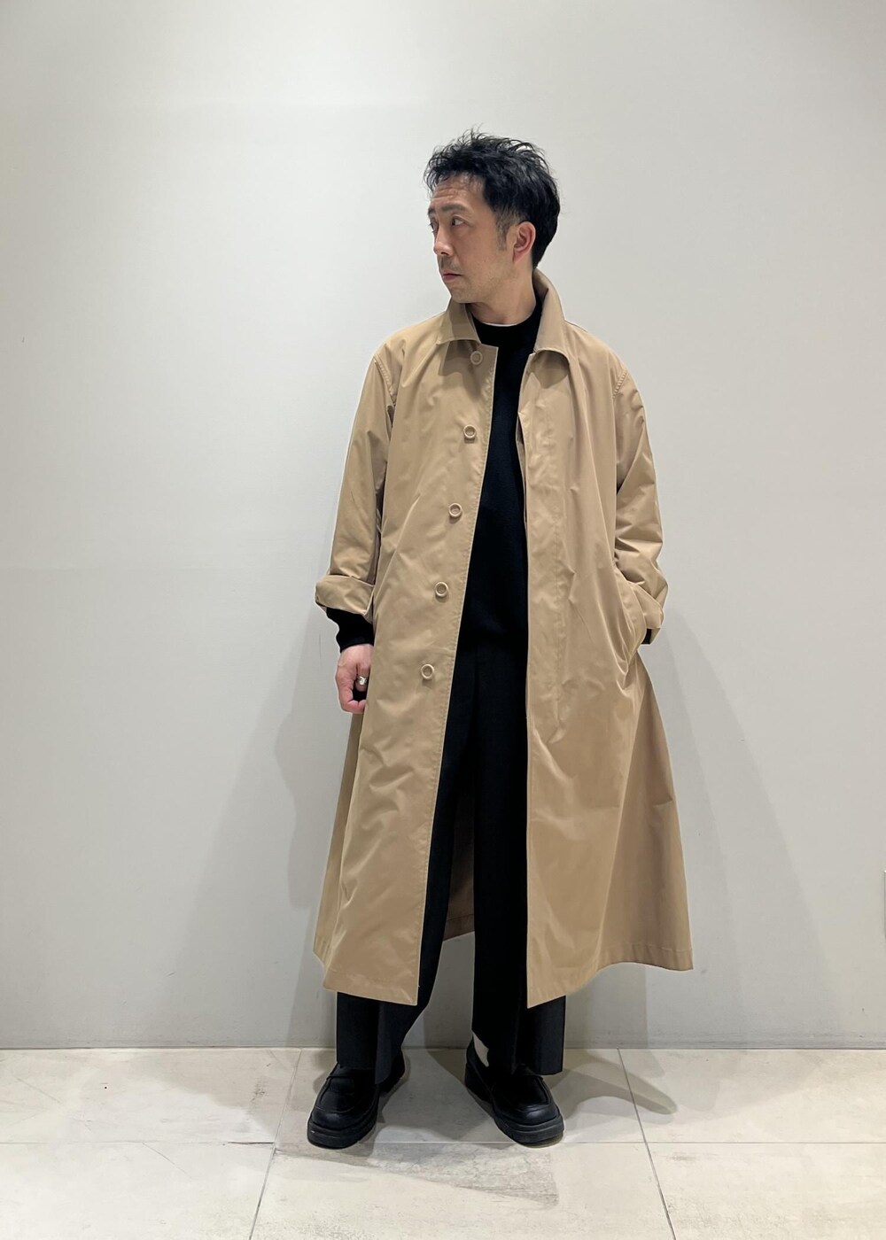 「24SS春の新作、ADAM ET ROPÉ、HOMME、UNISEX、骨格ストレート、イエベ、きれいめカジュアル、大人カジュアル、春、秋、冬、春コーデ、秋コーデ、冬コーデ、春ファッション」｜「ADAM ET ROPE'の撥水 高密度ウェザー ステンカラー オーバー コート / ロングシーズン着用可能 / ユニセックス（ステンカラーコート、イエロー系）」を使った、Yuuki Mizさん（メンズ・165cm）の春コーディネートの6枚目の写真