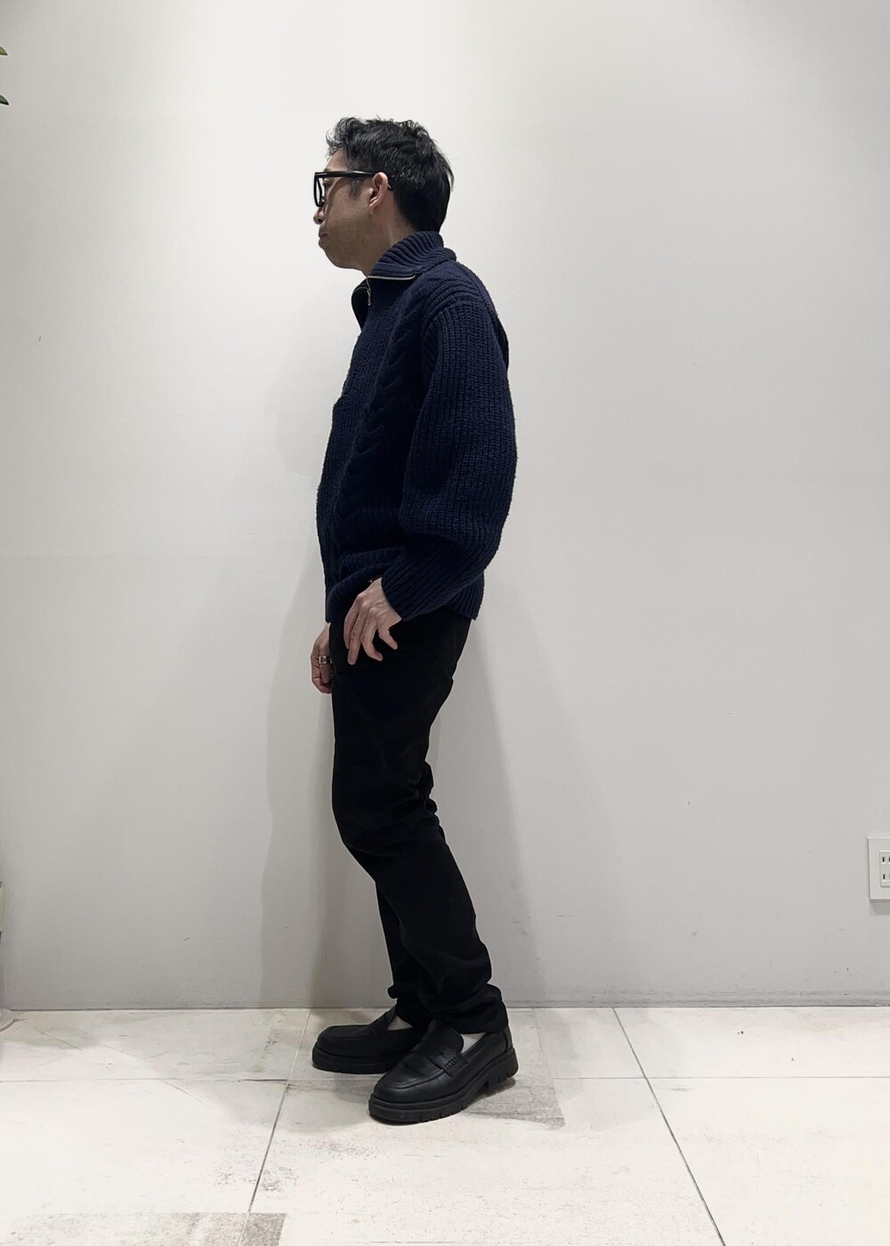 「ADAM ET ROPÉ、HOMME、UNISEX、骨格ストレート、イエベ、秋コーデ、冬コーデ、秋ファッション、冬ファッション、ニット」｜「ADAM ET ROPE'の【CESSE】スクラップレザーボリュームソールローファー/リサイクルレザー/ユニセックス（ローファー、ブラック系）」を使った、Yuuki Mizさん（メンズ・165cm）の冬コーディネートの3枚目の写真
