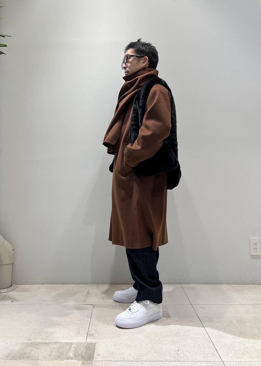 「ADAM ET ROPÉ、HOMME、UNISEX、骨格ストレート、イエベ、秋コーデ、冬コーデ、秋ファッション、冬ファッション、コート、デニムパンツ、メガネ」｜「Levi'sの【Levi's(R) for BIOTOP】568 STAY LOOSE / UNISEX（デニムパンツ、ブルー系）」を使った、Yuuki Mizさん（メンズ・165cm）の冬コーディネートの2枚目の写真