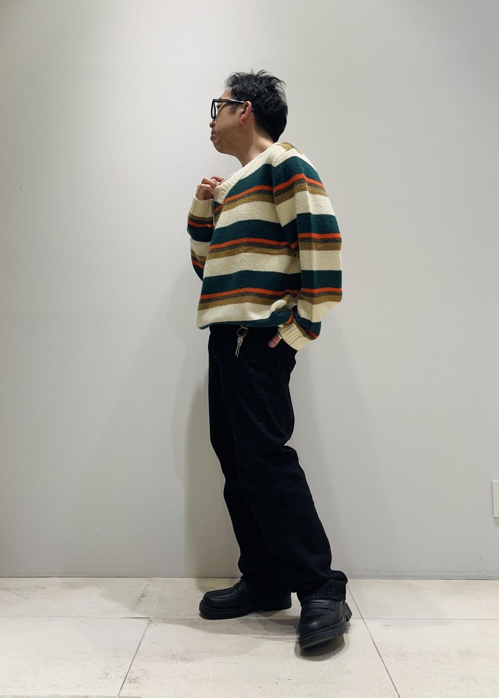 「ADAM ET ROPÉ、HOMME、UNISEX、骨格ストレート、イエベ、カジュアル、大人カジュアル、秋コーデ、冬コーデ、秋ファッション、冬ファッション、23AW秋の新作、23AW冬の新作、ビタミンカラー、ニット」|「Saturdays NYCのCharles Mohair Stripe Sweater(ニット/セーター、グリーン系)」を使った、Yuuki Mizさん(メンズ・165cm)の秋コーディネートの4枚目の写真