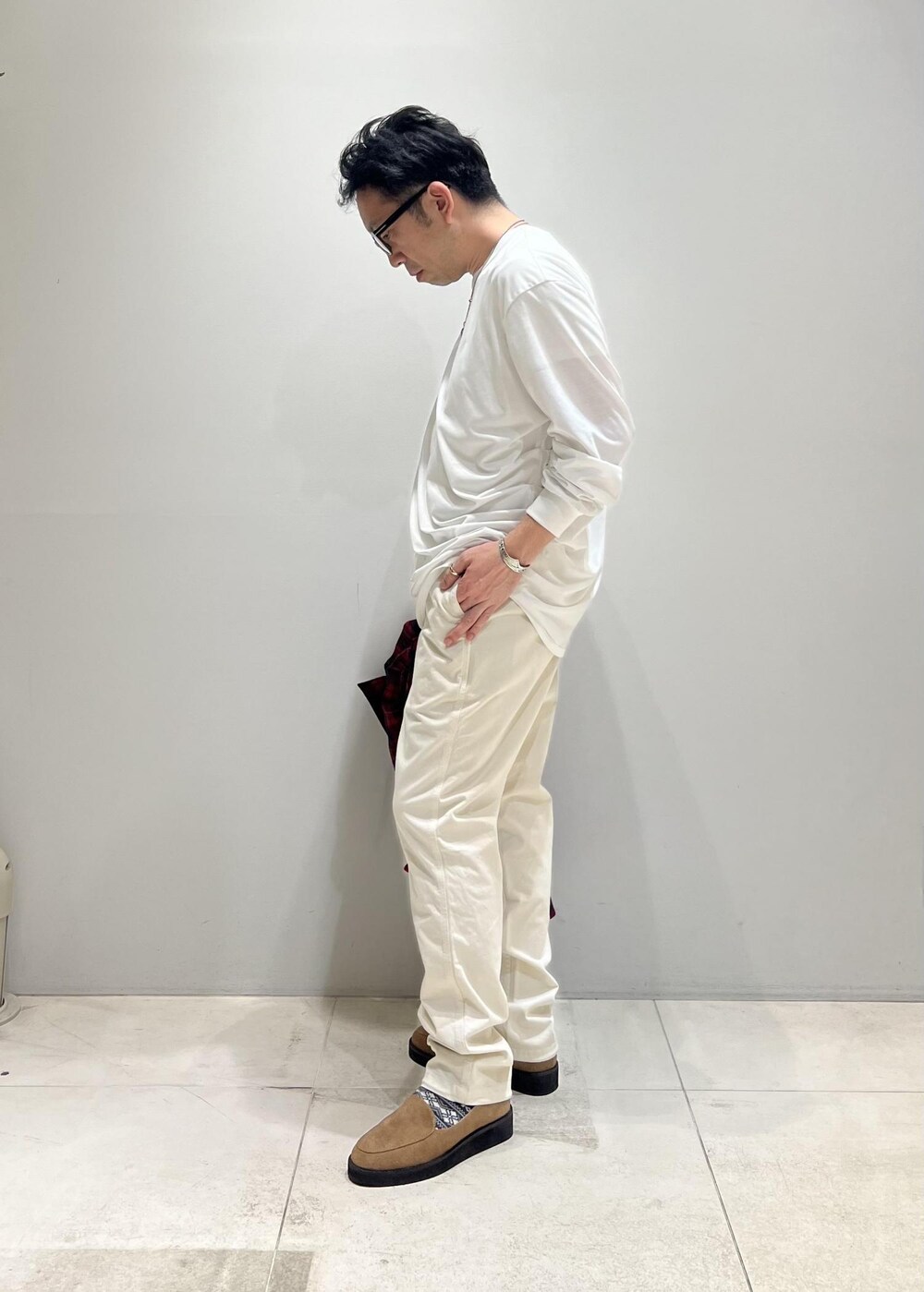 「チェックシャツ、オールホワイト、ADAM ET ROPÉ、HOMME、UNISEX、骨格ストレート、イエベ、きれいめカジュアル、大人カジュアル、春、春コーデ、春ファッション、オーバーサイズ、ビッグシルエット、シャツ」｜「Gramicciの【別注】《WEB限定 GRAMICCI / グラミチ》NN PANTS / GARMENT DYE TIGHT FIT（その他パンツ、ホワイト系）」を使った、Yuuki Mizさん（メンズ・165cm）の春コーディネートの4枚目の写真