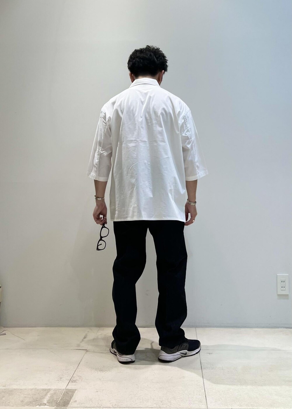 「ADAM ET ROPÉ、HOMME、UNISEX、骨格ストレート、イエベ、春、夏、春コーデ、夏コーデ、春ファッション、夏ファッション、23SS夏の新作、体型カバー、機能素材、シャツ」｜「ADAM ET ROPE'の【コットンUSA】デニム センタークリース スラックス / サステナブル / セットアップ対応（デニムパンツ、ブラック系）」を使った、Yuuki Mizさん（メンズ・165cm）の夏コーディネートの7枚目の写真