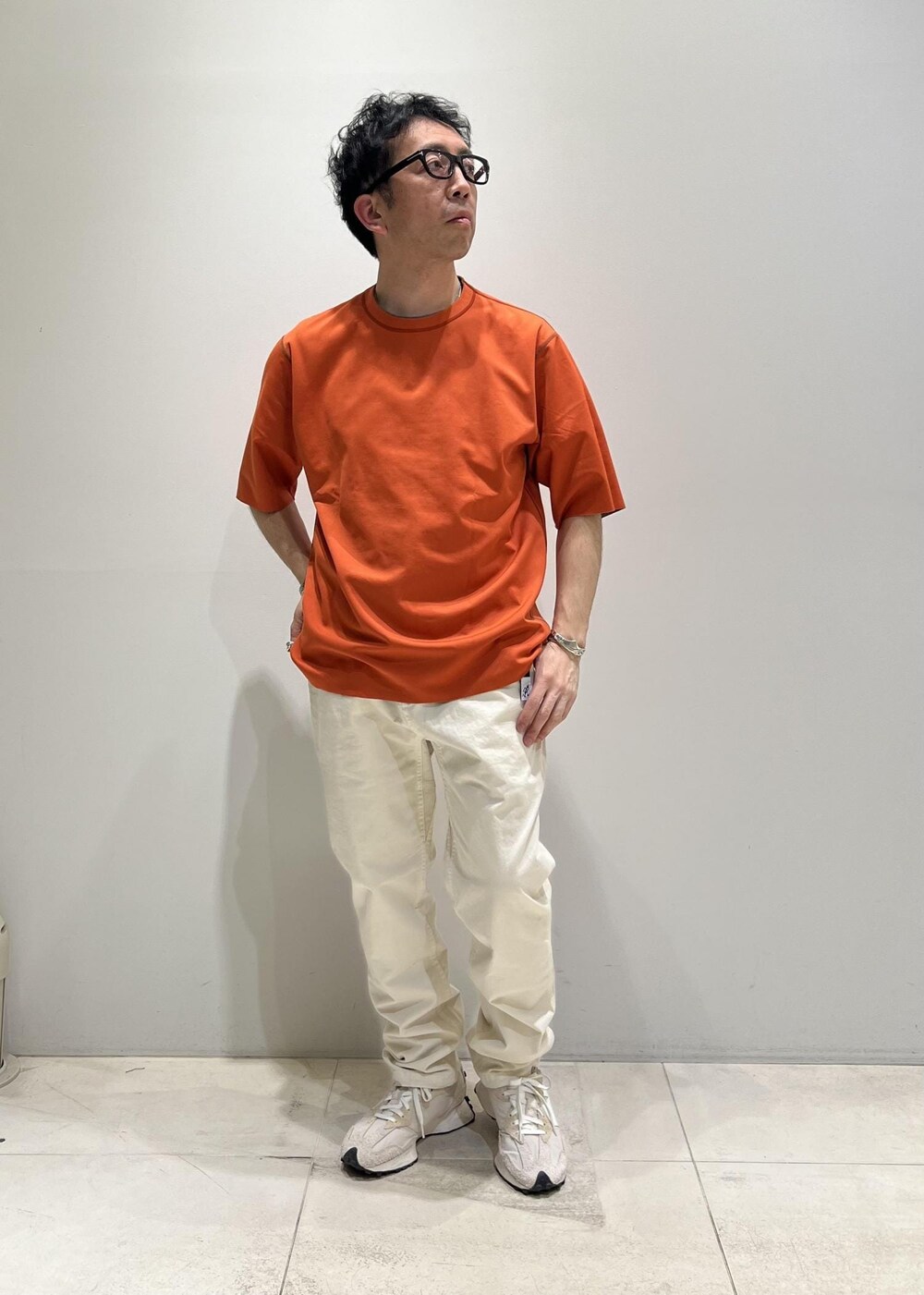 「ADAM ET ROPÉ、HOMME、UNISEX、骨格ストレート、イエベ、春コーデ、夏コーデ、春ファッション、夏ファッション、ビタミンカラー、Tシャツ、ニット」｜「ADAM ET ROPE'のハイゲージ シャンブレー リバーシブル Tシャツ（Tシャツ/カットソー、ベージュ系）」を使った、Yuuki Mizさん（メンズ・165cm）の春コーディネートの5枚目の写真
