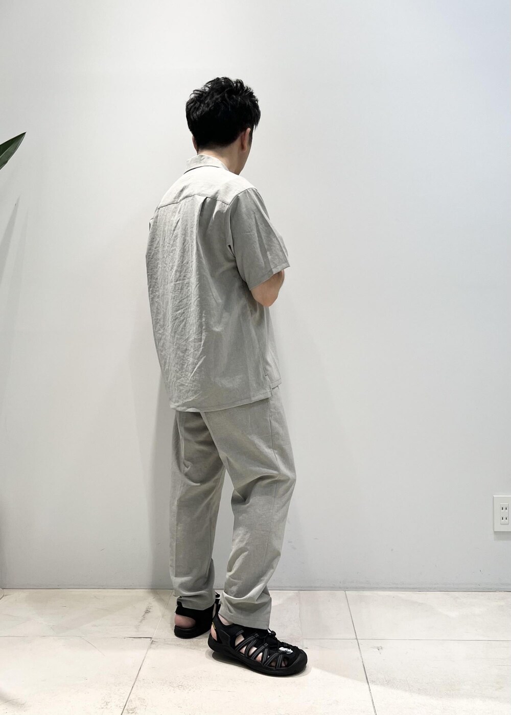 「ADAM ET ROPÉ、HOMME、UNISEX、骨格ストレート、イエベ、きれいめ、きれいめカジュアル、大人カジュアル、夏、夏コーデ、夏ファッション、23SS夏の新作、機能素材、洗える」｜「ADAM ET ROPE'の洗えるセットアップ【RIRANCHA】オープンカラーシャツ ＆ イージーパンツ / 防シワ性 / ユニセックス（セットアップ、グリーン系）」を使った、Yuuki Mizさん（メンズ・165cm）の夏コーディネートの5枚目の写真