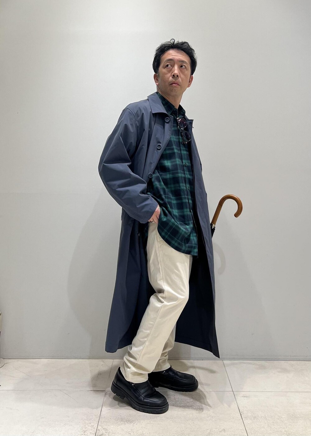 「チェックシャツ、ADAM ET ROPÉ、HOMME、UNISEX、骨格ストレート、イエベ、春コーデ、春ファッション、オーバーサイズ、ビッグシルエット、シャツ」｜「Gramicciの【別注】《WEB限定 GRAMICCI / グラミチ》NN PANTS / GARMENT DYE TIGHT FIT（その他パンツ、ホワイト系）」を使った、Yuuki Mizさん（メンズ・165cm）の春コーディネートの7枚目の写真