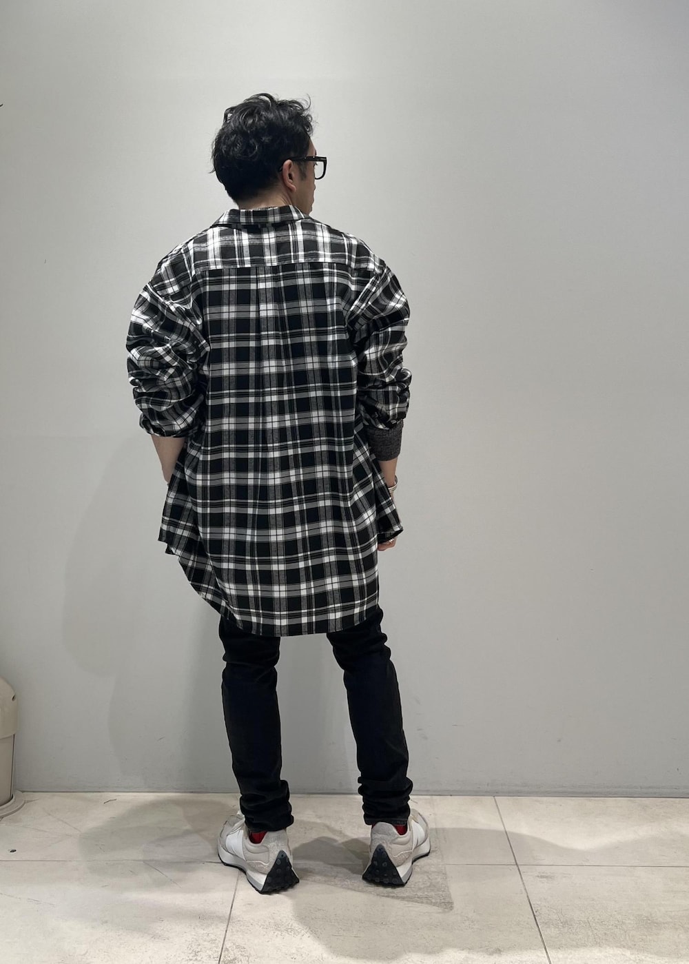 「ADAM ET ROPÉ、HOMME、UNISEX、骨格ストレート、イエベ、春コーデ、夏コーデ、春ファッション、夏ファッション、オーバーサイズ、ビッグシルエット、ニット」｜「ADAM ET ROPE'のコットンリネン メランジ ニット プルオーバー / 3シーズン着用可能（ニット/セーター、ブラック系）」を使った、Yuuki Mizさん（メンズ・165cm）の春コーディネートの4枚目の写真