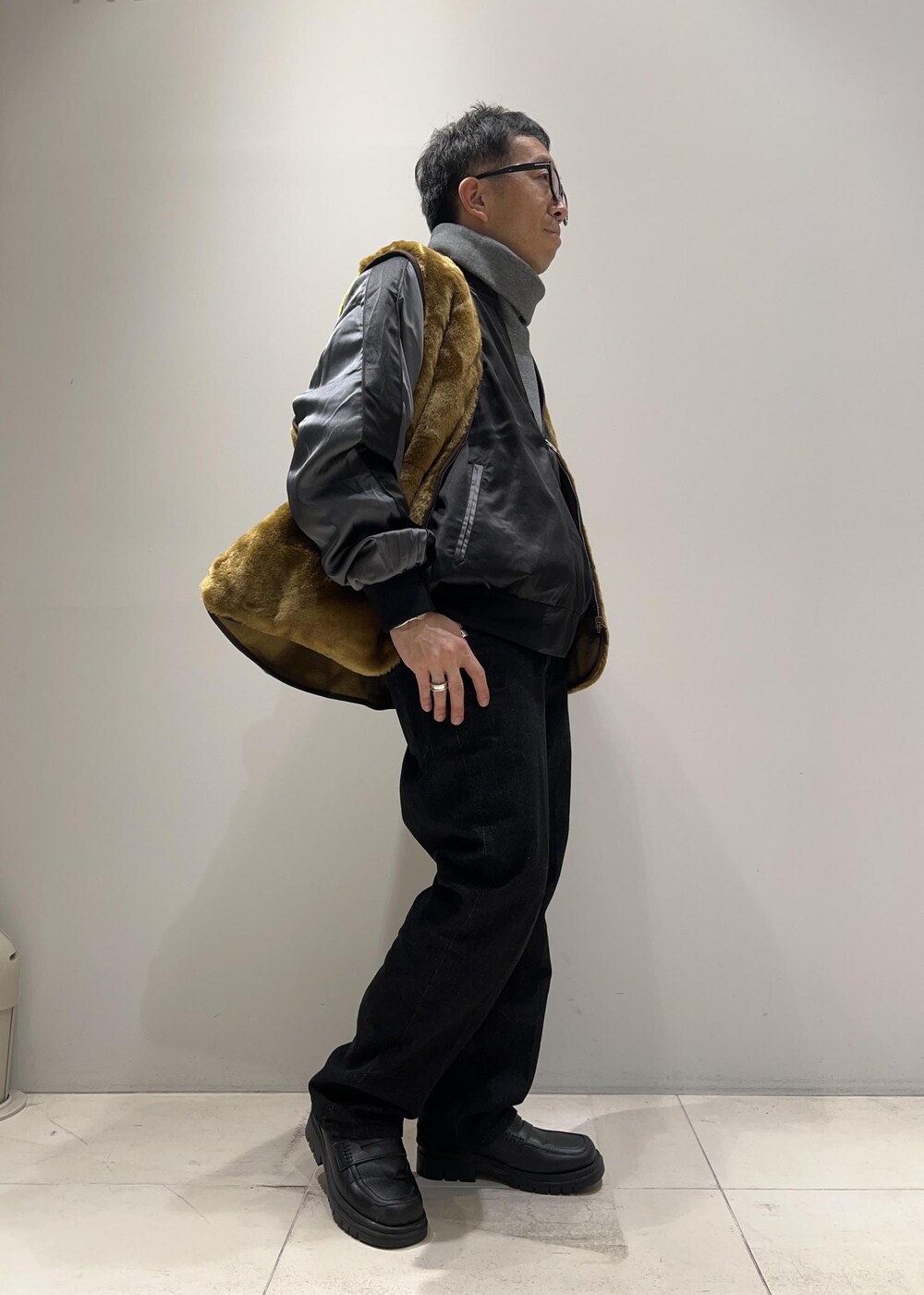 「スカジャン、ADAM ET ROPÉ、HOMME、UNISEX、骨格ストレート、イエベ、秋コーデ、冬コーデ、秋ファッション、冬ファッション、23AW秋の新作、23AW冬の新作、ビッグシルエット、ベスト、アウター」|「ADAM ET ROPE'の【コットンUSA】デニム センタークリース スラックス / サステナブル / セットアップ対応(デニムパンツ、ブラック系)」を使った、Yuuki Mizさん(メンズ・165cm)の秋コーディネートの2枚目の写真