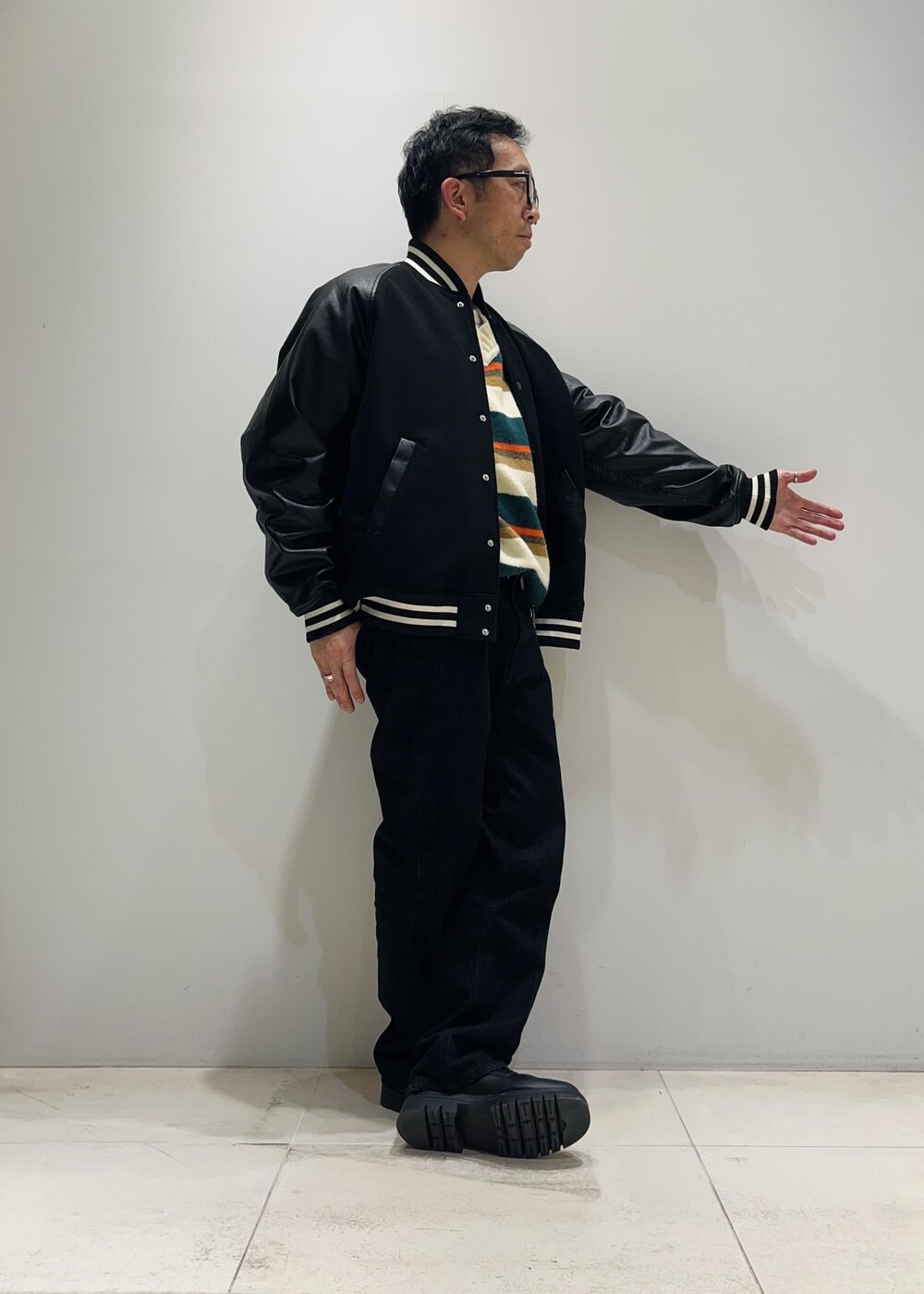 「ADAM ET ROPÉ、HOMME、UNISEX、骨格ストレート、イエベ、カジュアル、大人カジュアル、秋コーデ、冬コーデ、秋ファッション、冬ファッション、23AW秋の新作、23AW冬の新作、ビタミンカラー、ニット」|「Saturdays NYCのCharles Mohair Stripe Sweater(ニット/セーター、グリーン系)」を使った、Yuuki Mizさん(メンズ・165cm)の秋コーディネートの6枚目の写真